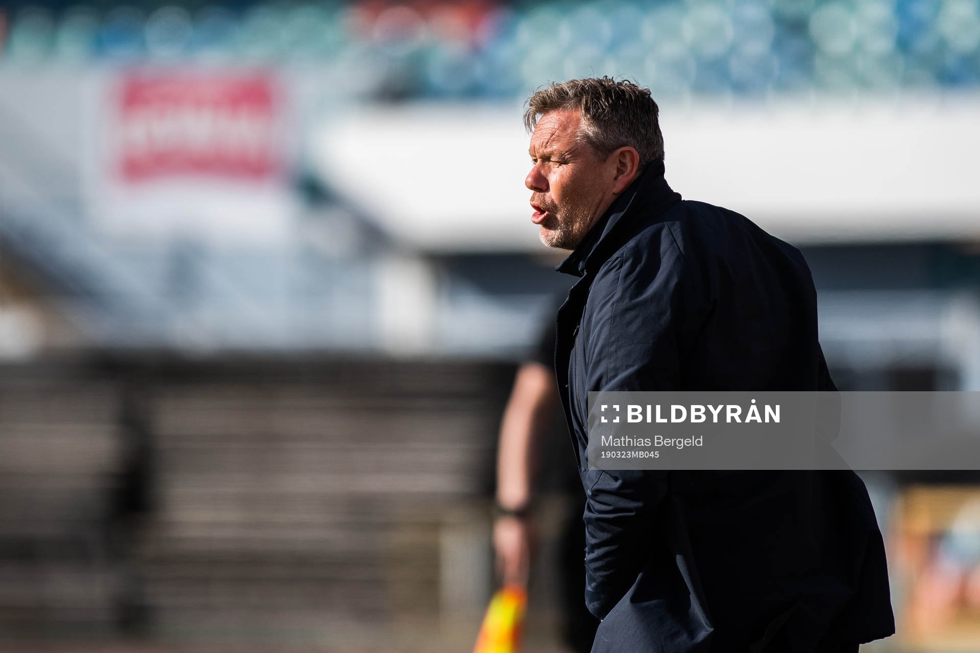 Örgrytes tränare Thomas Askebrand reagerar under träningsmatchen i fotboll mellan IFK Göteborg och Örgryte den 23 mars 2019 i Göteborg.