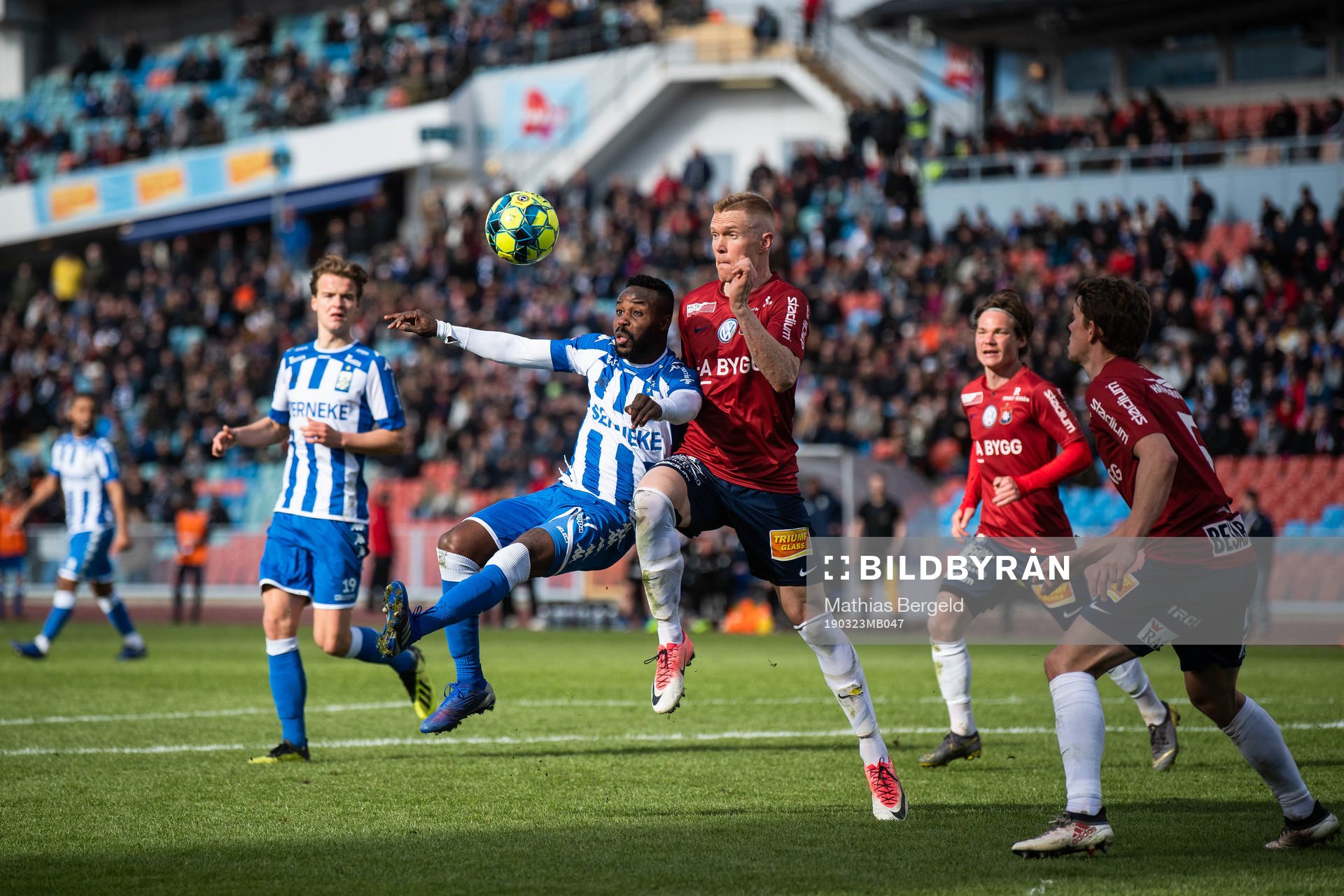 IFK Göteborgs Nzuzi Toko och Örgrytes David Engström i