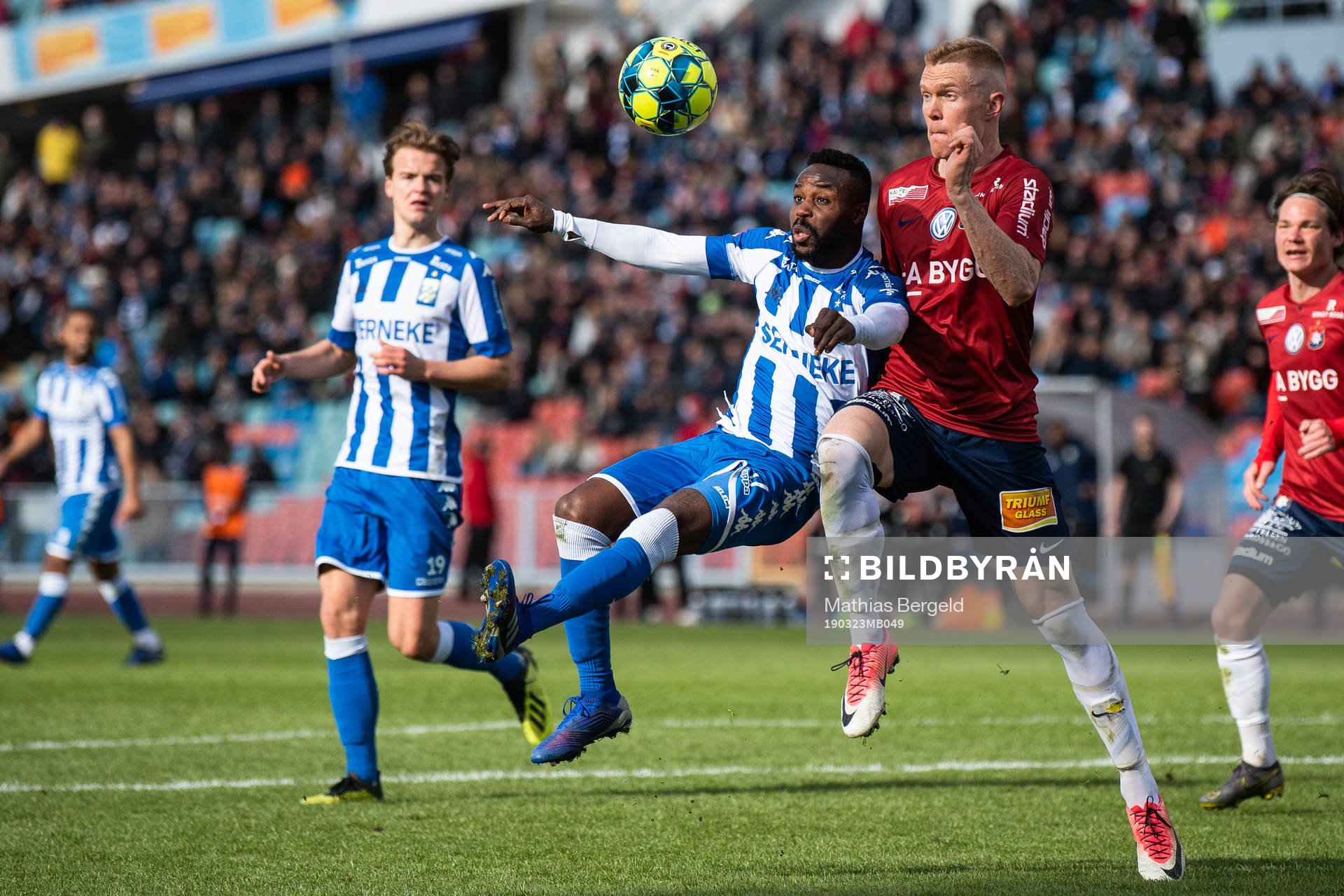 IFK Göteborgs Nzuzi Toko och Örgrytes David Engström i