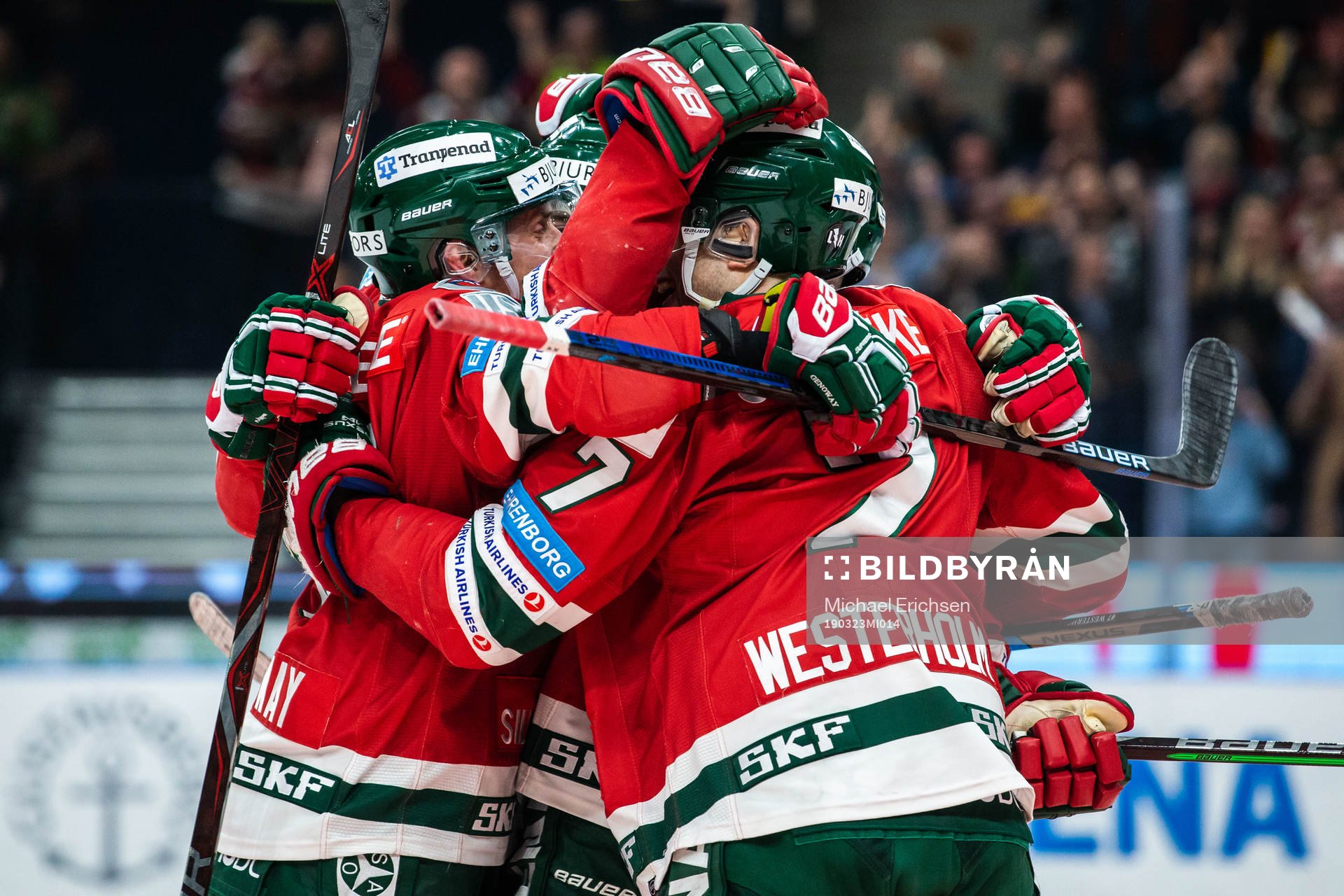 Frölundas Pathrik Westerholm jublar med lagkamrater