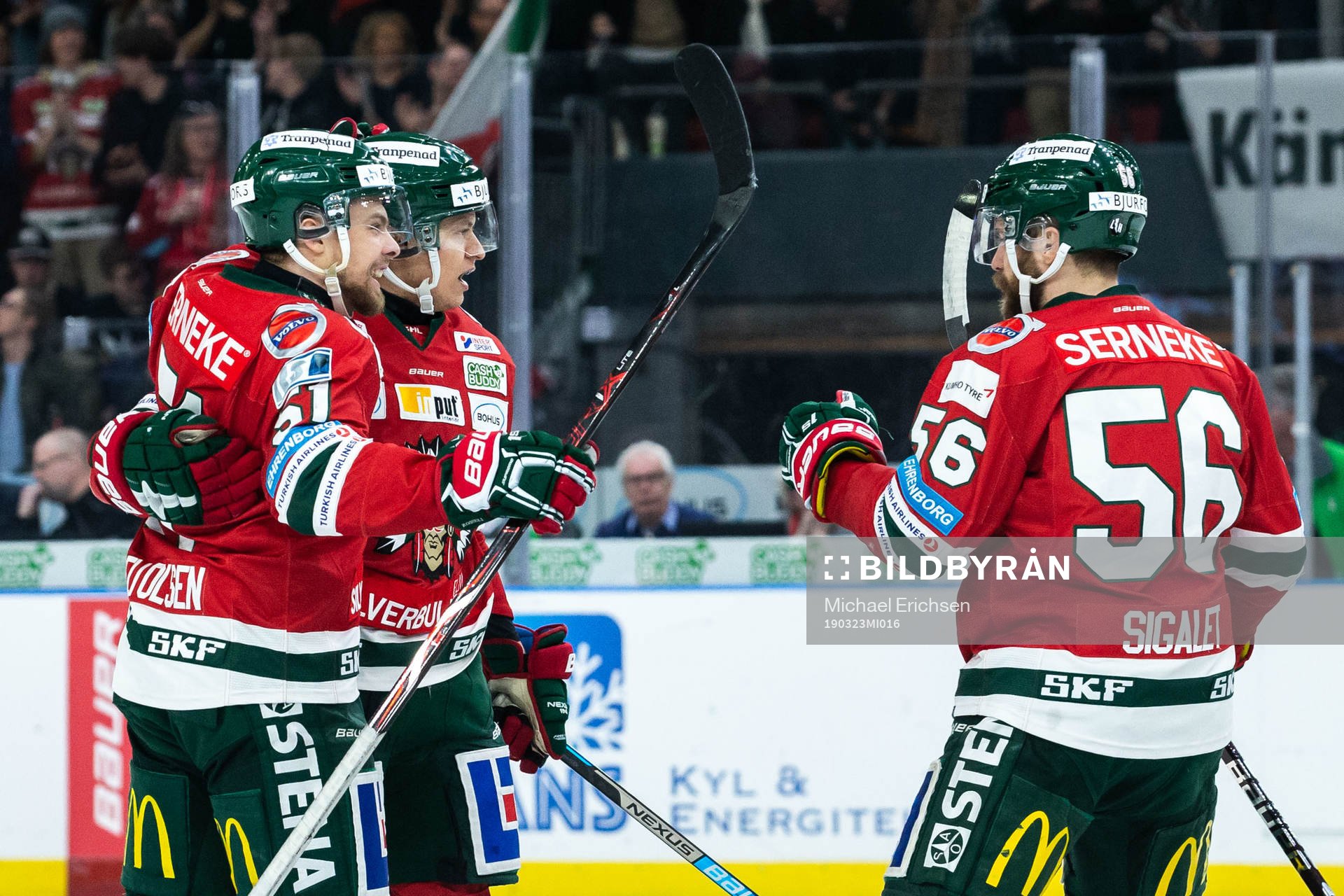 Frölundas Rhett Rakshani jublar med lagkamrater