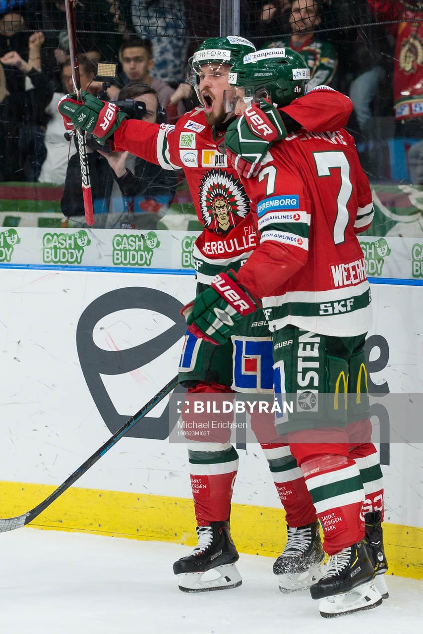Frölundas Sebastian Stålberg jublar med Pathrik Westerholm