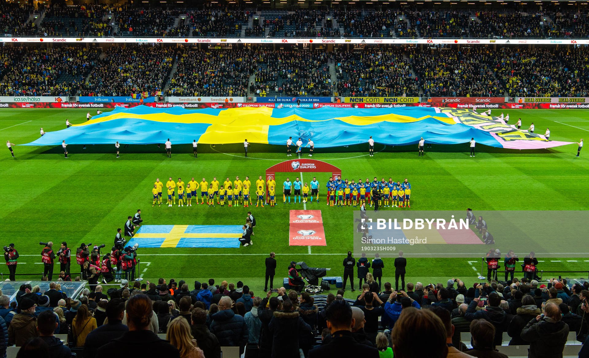 Players of Sweden and of Romania