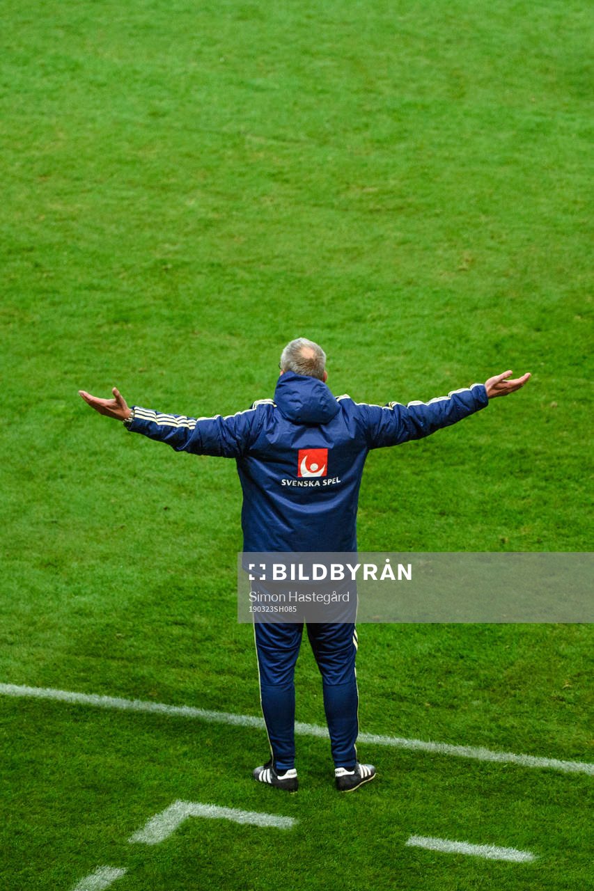 Head coach Janne Andersson of Sweden reacts
