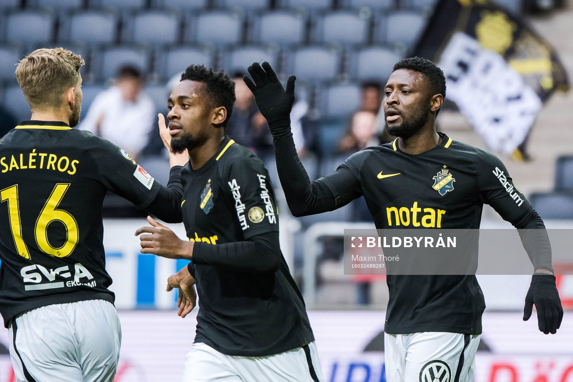 s Chinedu Ogbuke Obasi jublar med lagkamrater