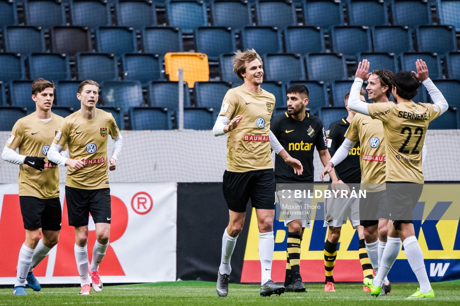 Brommapojkarnas spelare jublar