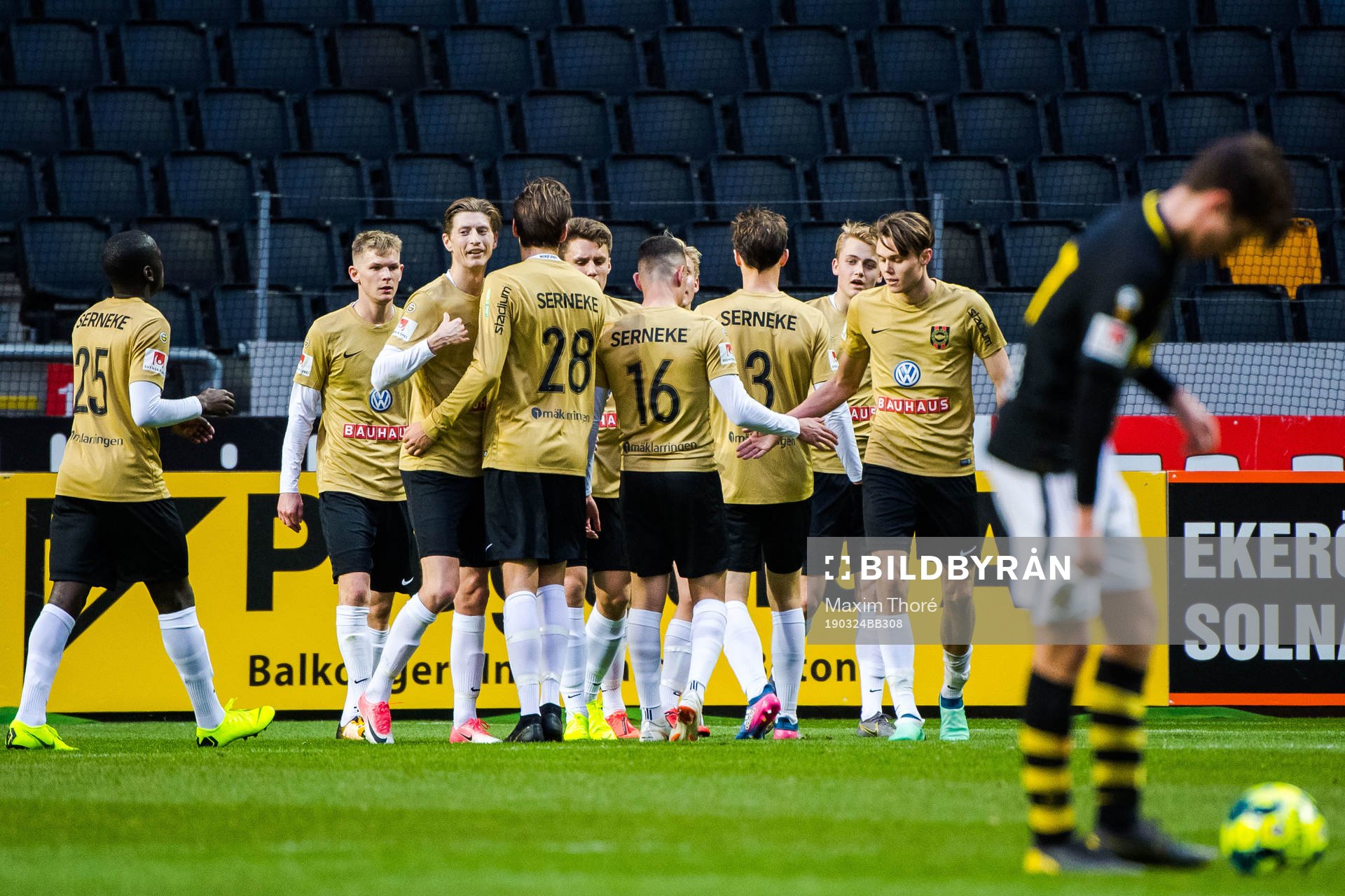 Brommapojkarnas Albin Linnér jublar med lagkamrater