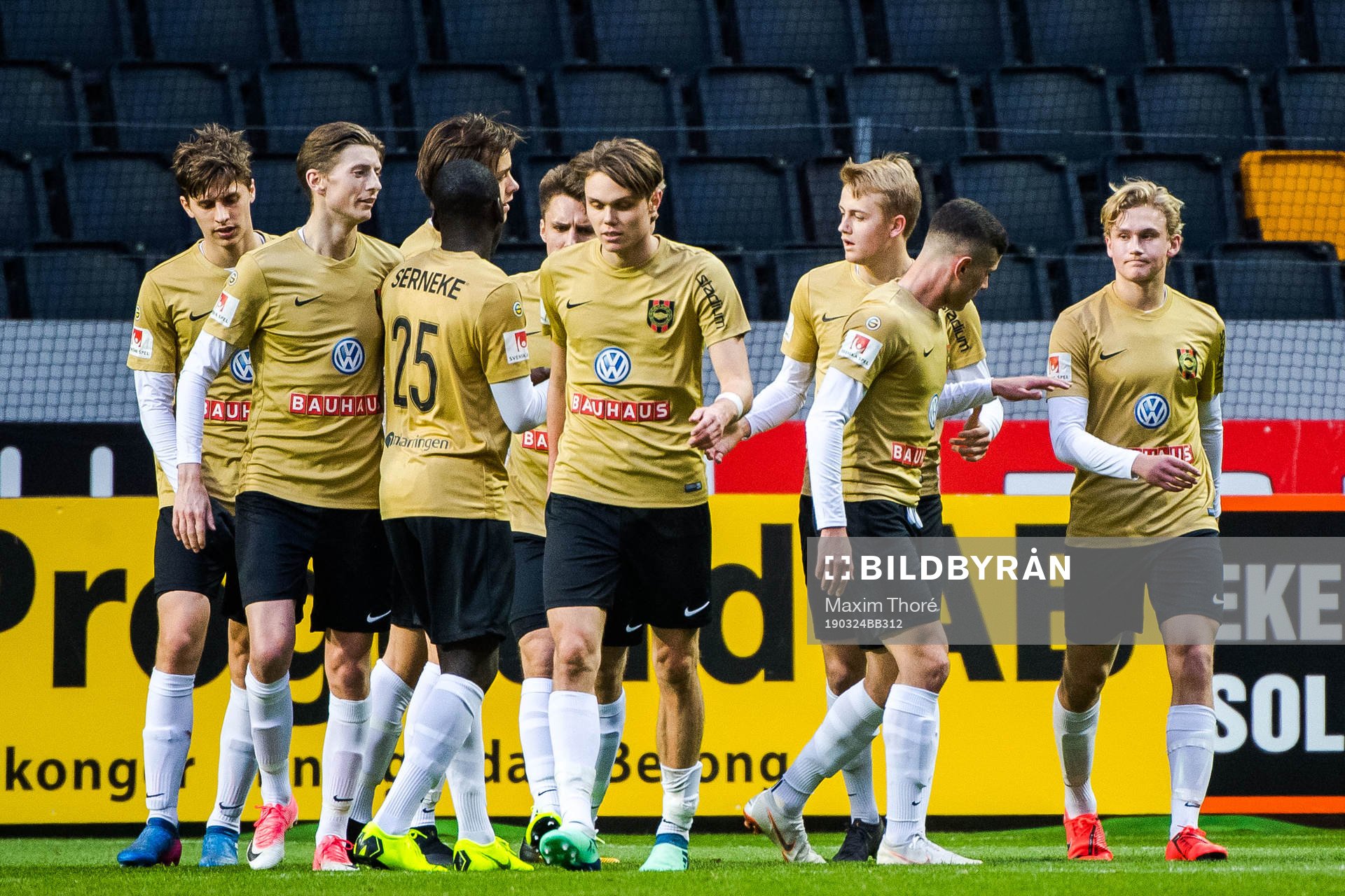 Brommapojkarnas Albin Linnér jublar med lagkamrater