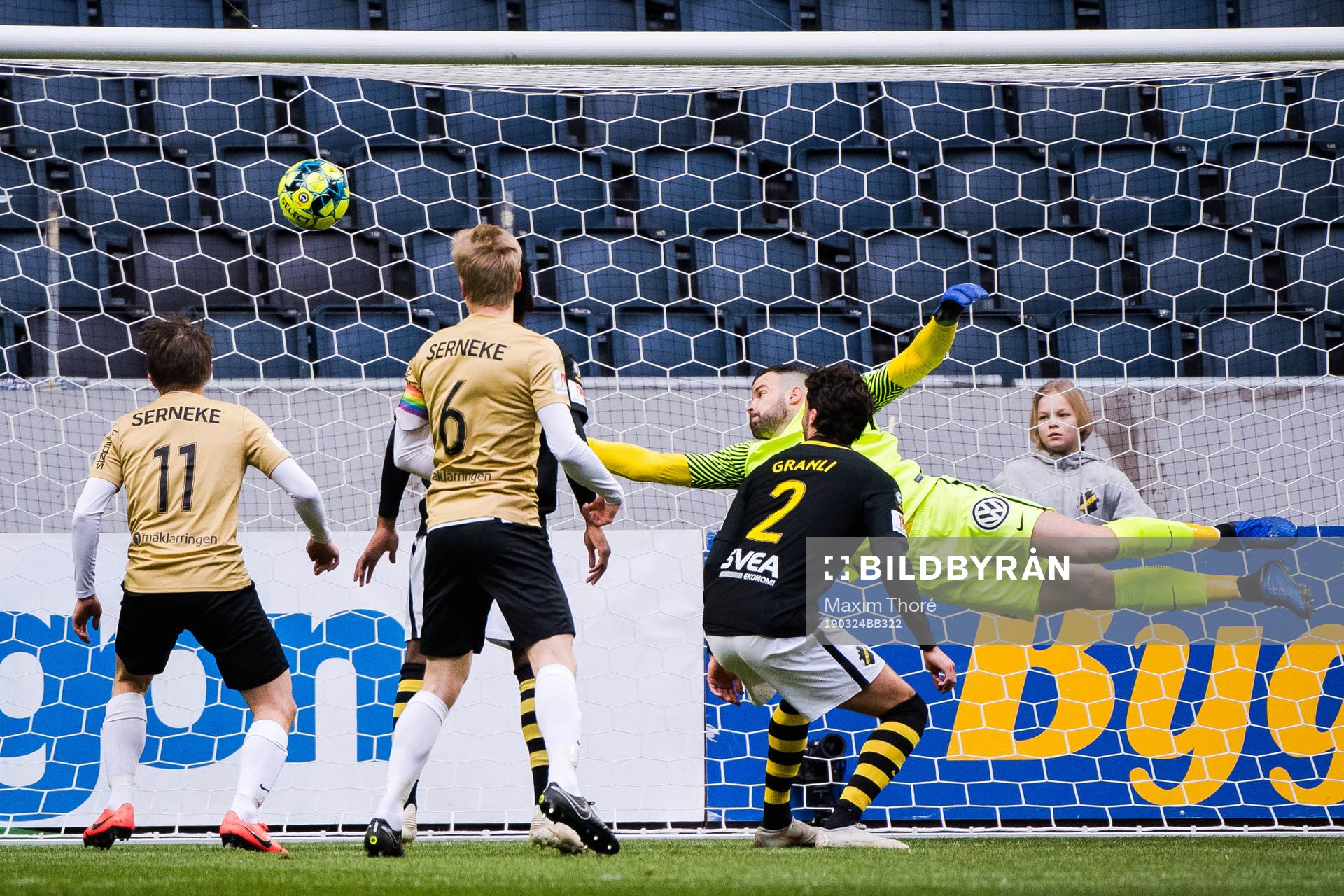 Brommapojkarnas Oscar Pehrsson (ej i bild) gör 0-1 bakom