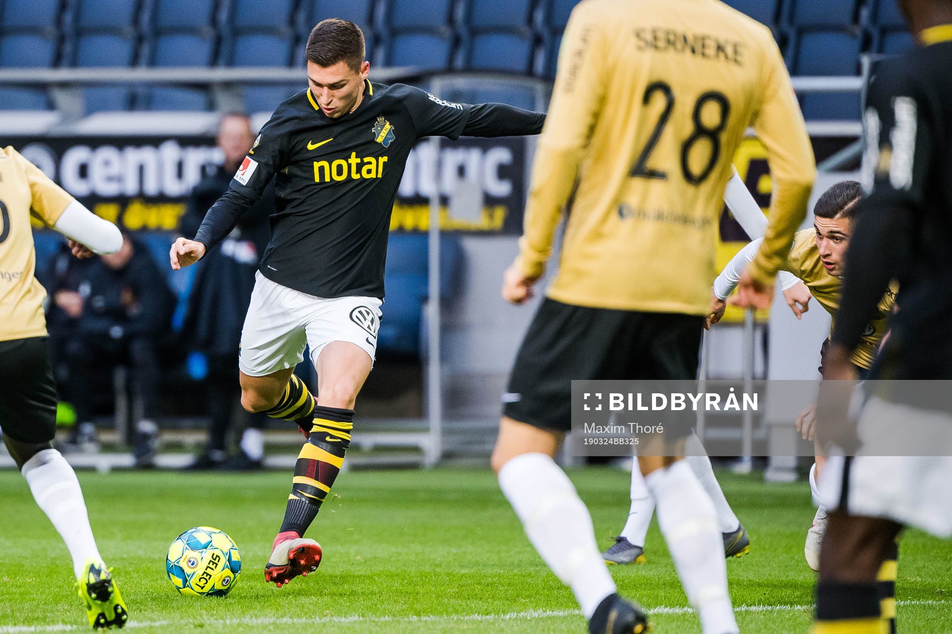 s Luka Dobrijevic med ett skott