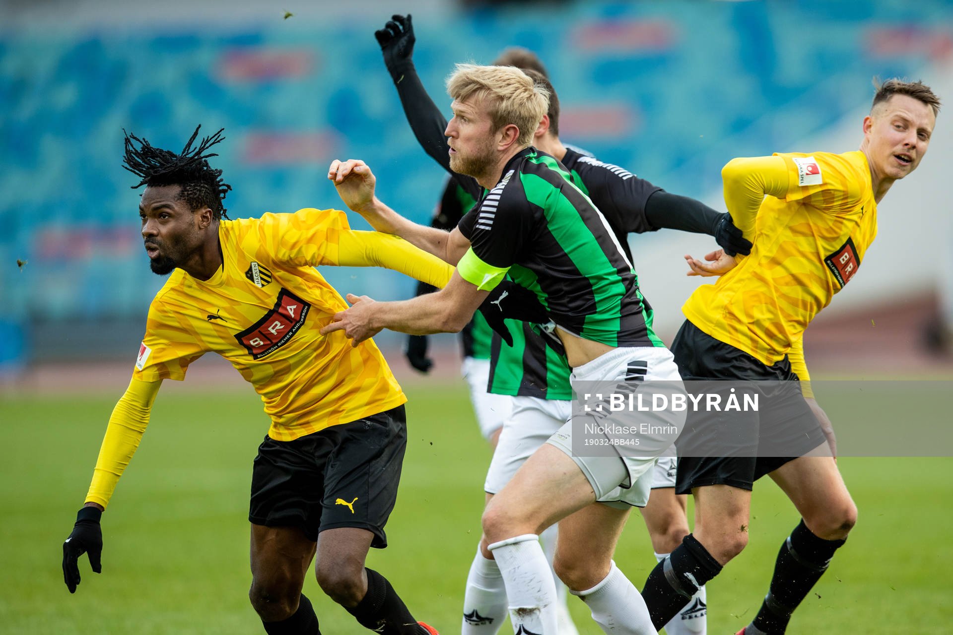 Häckens Kizito Kwame och Viktor Lundberg mot GAIS Carl