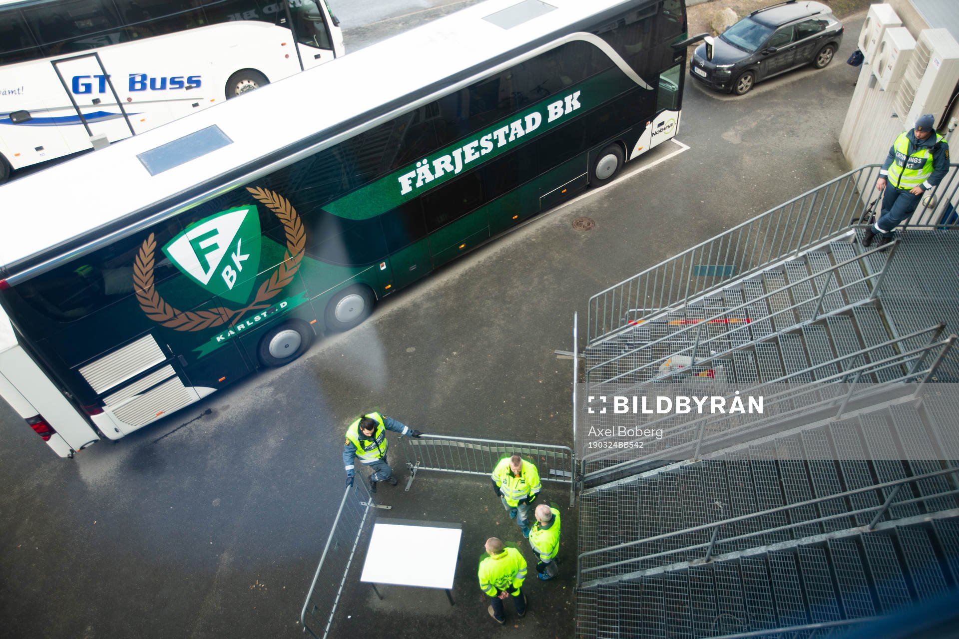 Färjestads spelarbuss och vakter utanför Kinnarps arena