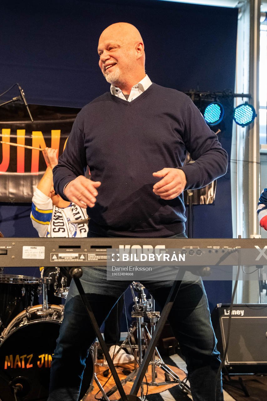 Leksands tränare Roger Melin spelar keyboard i