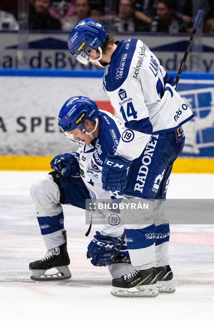Leksands David Rundqvist får hjälp av Oskar Lang
