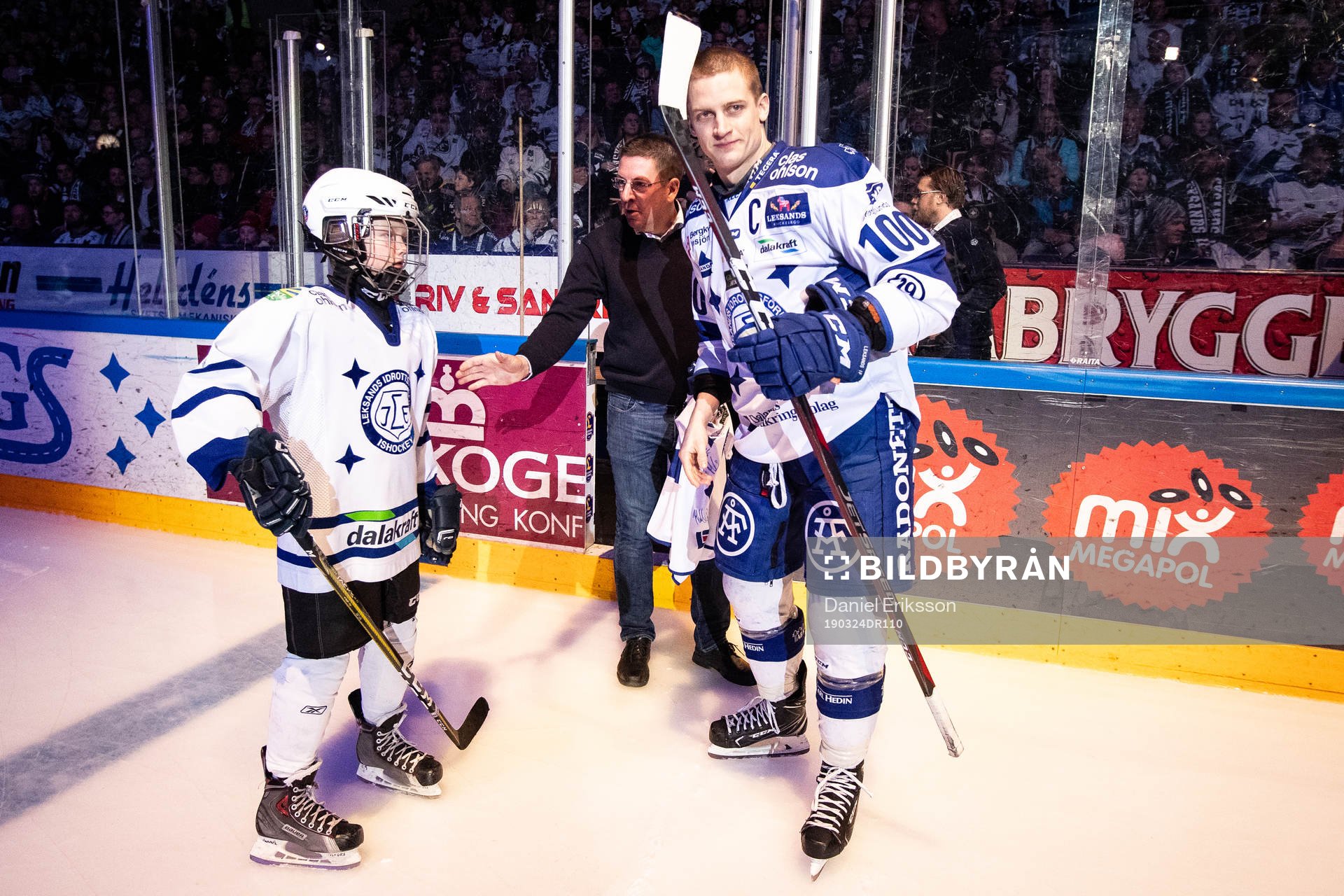 Matchens knatte och Leksands Martin Karlsson  innan