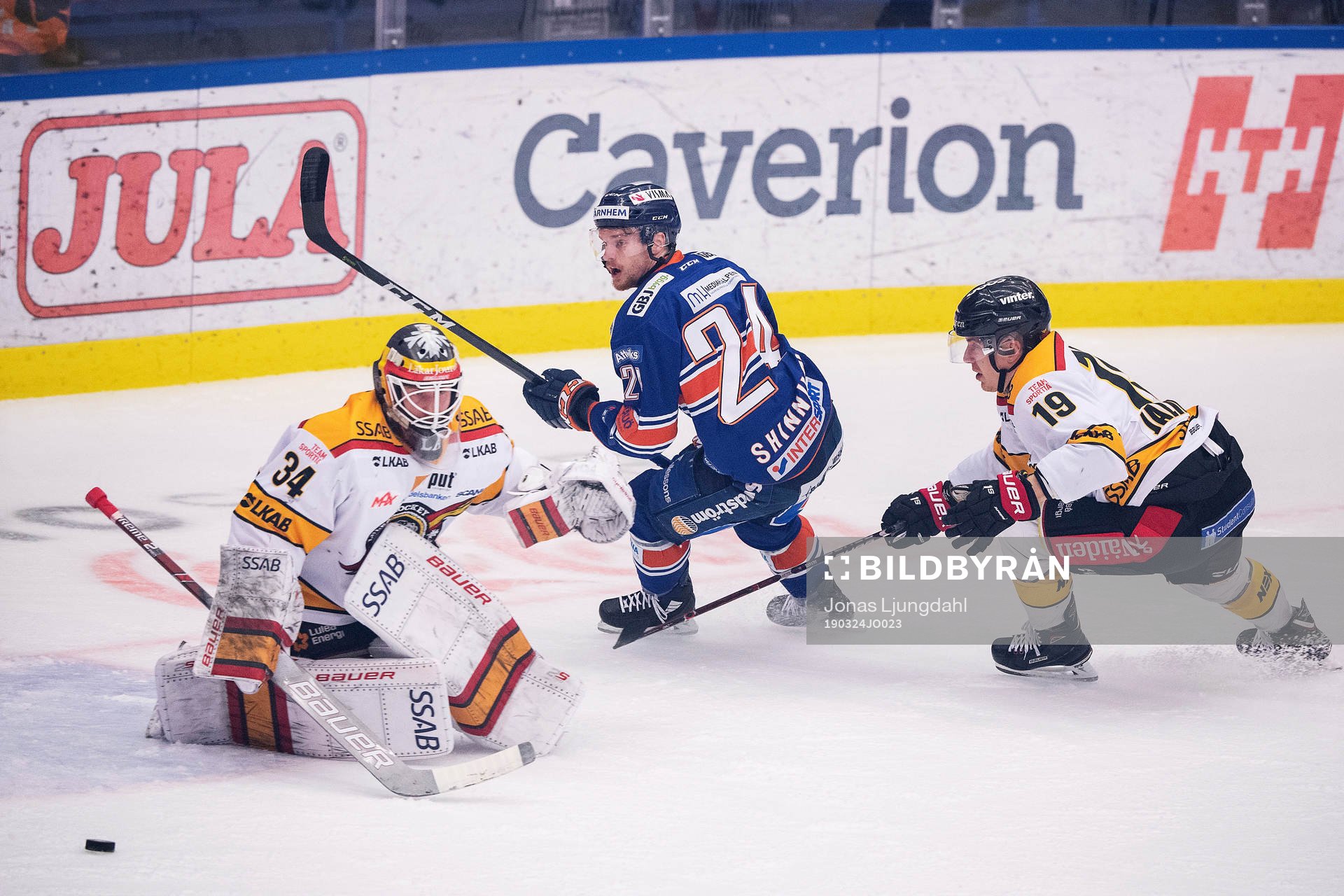 Växjös Brendan Shinnimin mot Luleås målvakt Joel