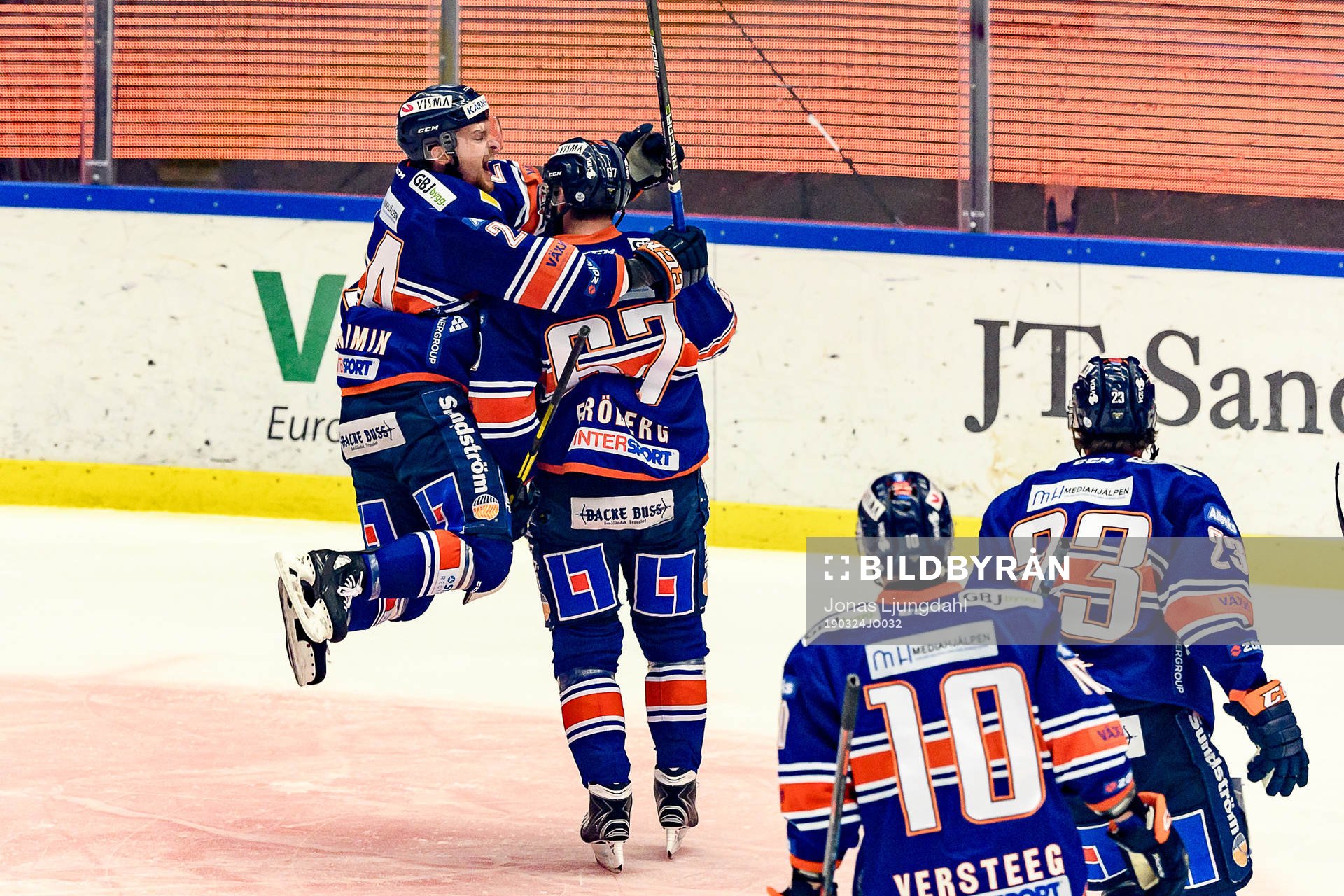 Växjös Brendan Shinnimin och Linus Fröberg jublar