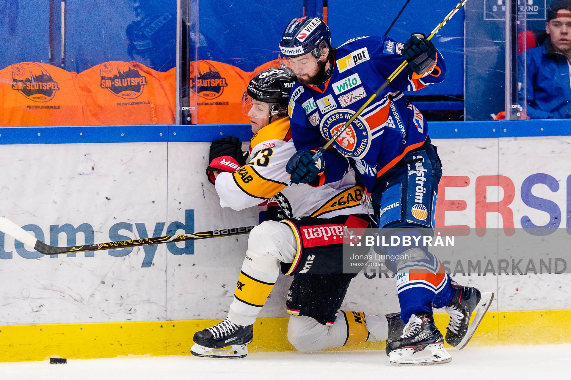 Växjös Roman Horak tacklar Luleås Jesper Sellgren