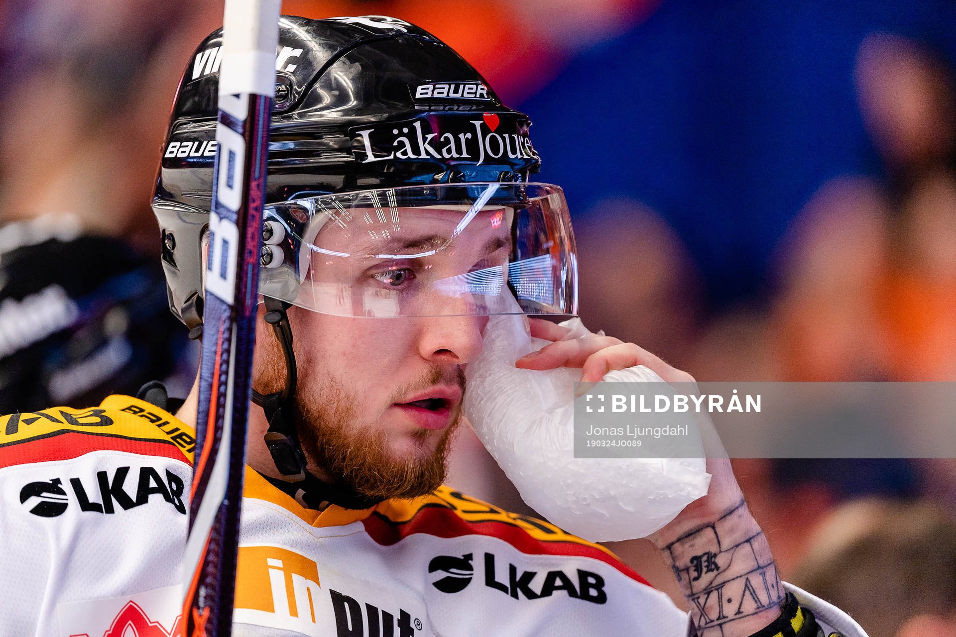 Luleås Robin Kovacs med en ispåse mot kinden