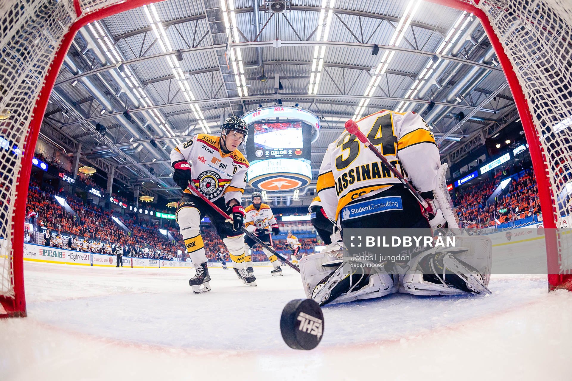 Luleås Erik Gustafsson ser pucken gå i mål till 3-2