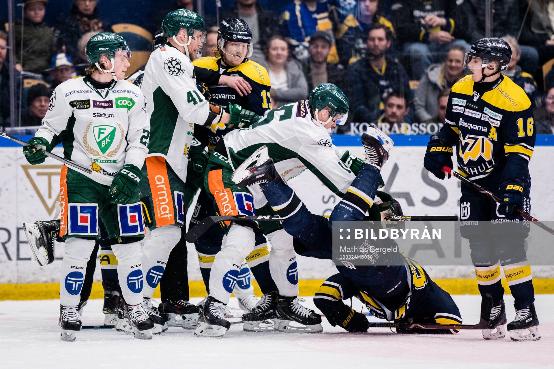 Färjestads Ilari Melart och Gustav Rydahl  i gruff med