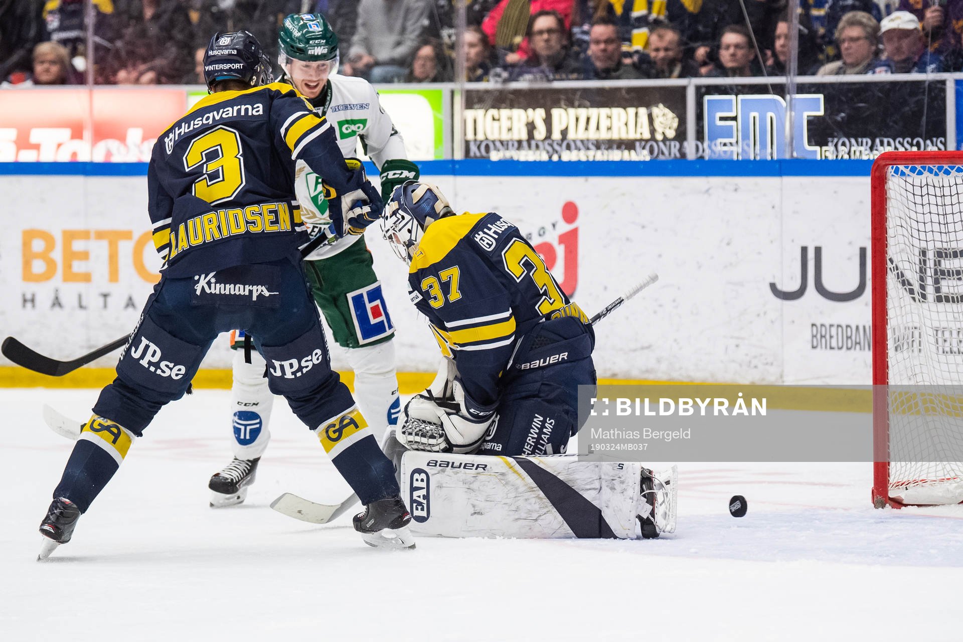 s Markus Lauridsen och målvakt Jonas Gunnarsson samt