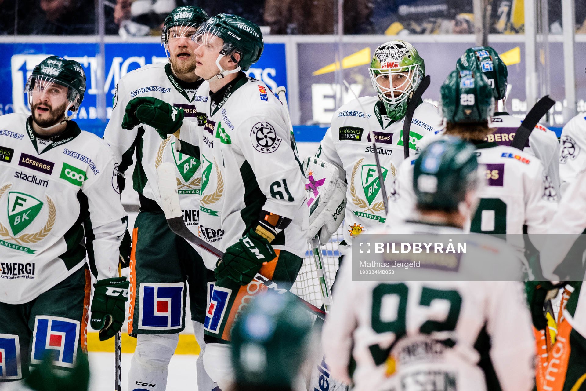 Färjestads målvakt Markus Svensson jublar med lagkamrater