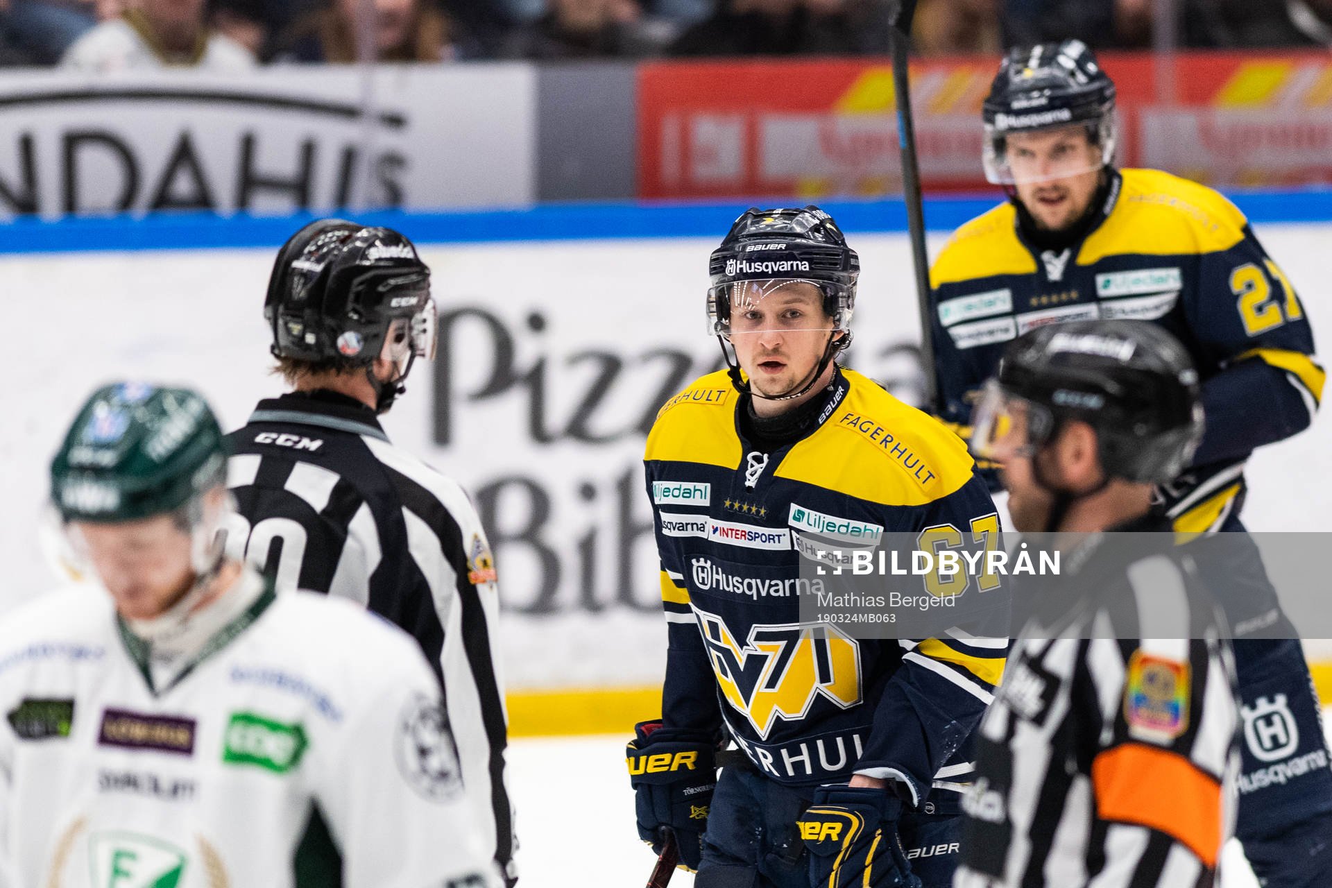 s Christoffer Törngren reagerar mot domaren