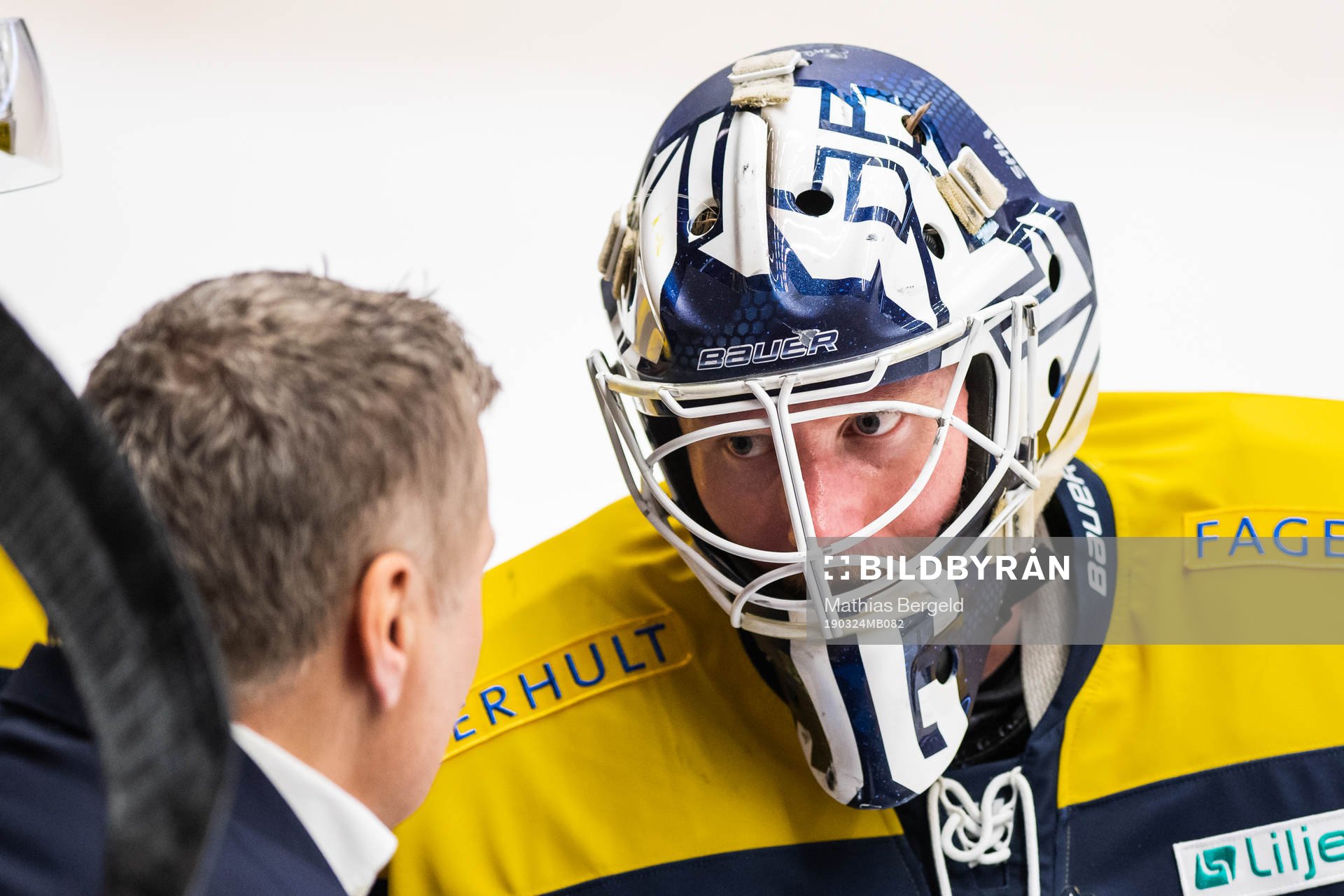 s tränare Stephan Lundh pratar med målvakt Jonas