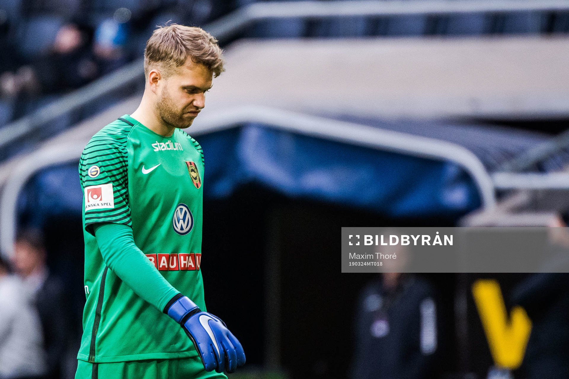 Brommapojkarnas målvakt Rasmus Emanuelsson deppar