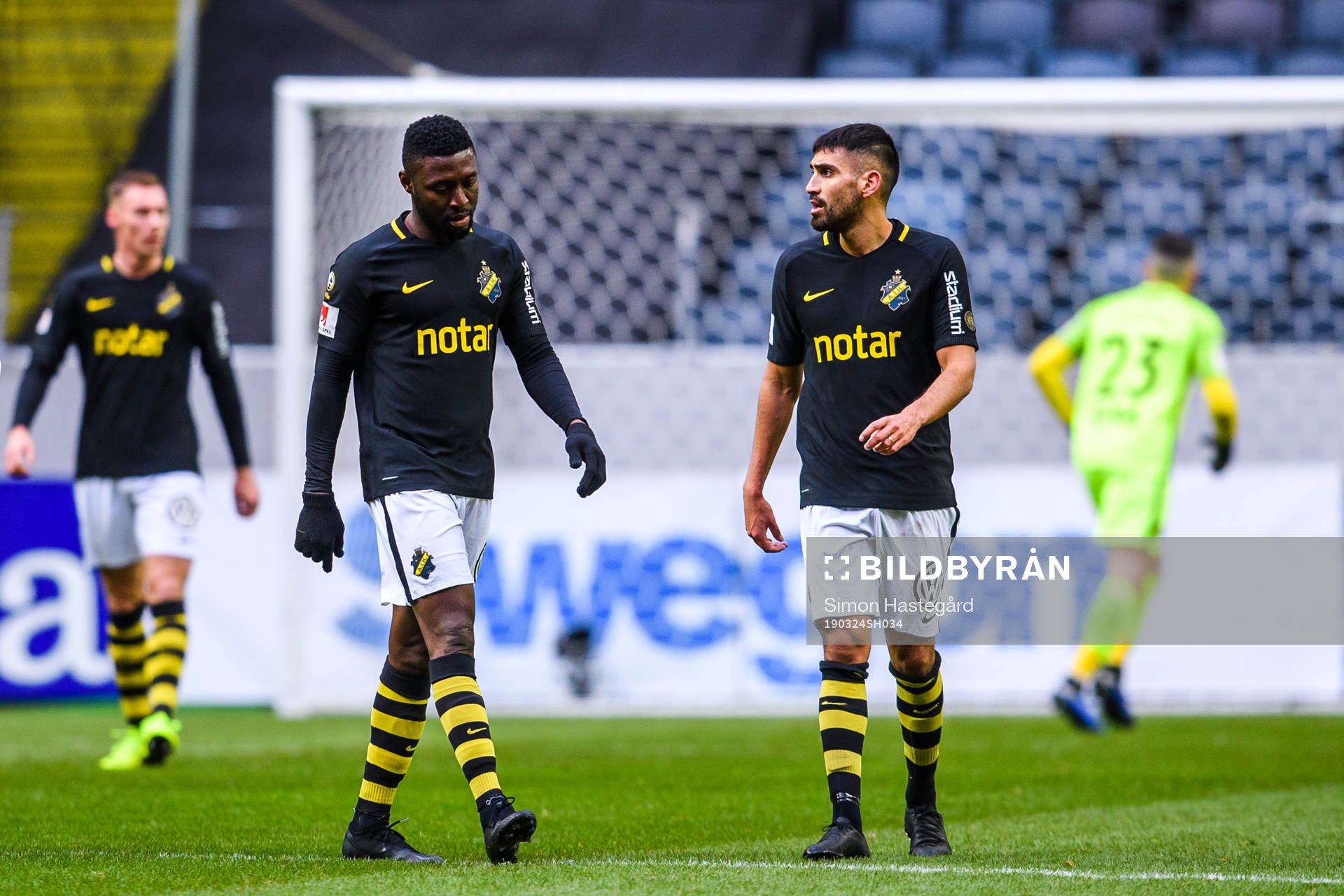 s Chinedu Ogbuke Obasi och Stefan Silva deppar