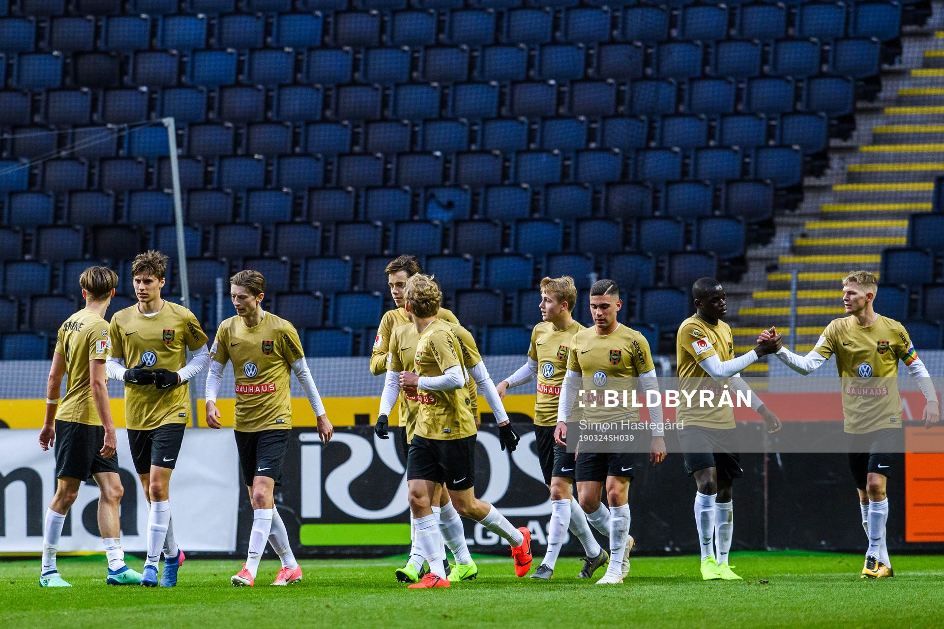 Brommapojkarnas spelare jublar efter 2-2 av Albin Linnér under en träningsmatch i fotboll mellan AIK och Brommapojkarna den 24 mars 2019 i Stockholm