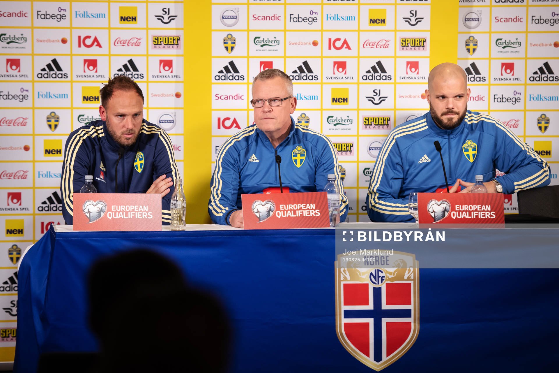 Andreas Granqvist, head coach Janne Andersson and press