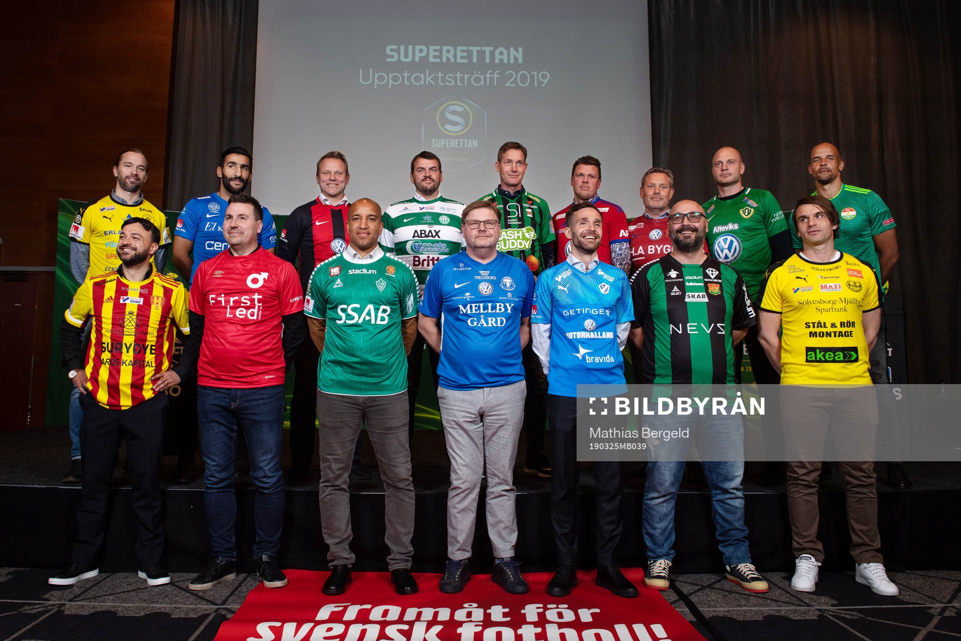 Övre raden från vänster: Mjällbys tränare Milos Milojevic, Norrbys tränare Mohammed Ali Khan, Brommapojkarnas tränare Roberth Björknesjö, Västerås tränare Thomas Gabrielsson, Varbergs målvaktstränare Jonas Gunnarsson, Östers tränare Christian Järdler, Örgrytes tränare Thomas Askebrand, Jönköpings tränare Andreas Brännström och Dalkurds tränare Paul Olsson. Nedre raden från vänster: Syrianskas tränare Korosh Hatami, Degerfors tränare Stefan Jacobsson, Brages tränare Kleber Saarenpää, Trelleborgs tränare Peter Swärdh, Halmstads tränare Igor Krulj, Gais tränare Bosko Orovic och Frejs tränare Lukas Syberyjski poserar för en gruppbild under upptaktsträffen för Superettan den 25 mars 2019 i Göteborg.
