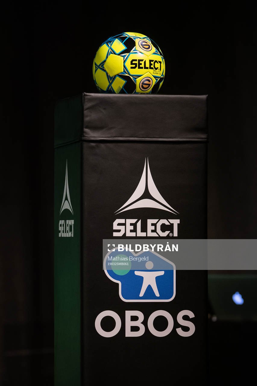 Ett ställ med en fotboll på
