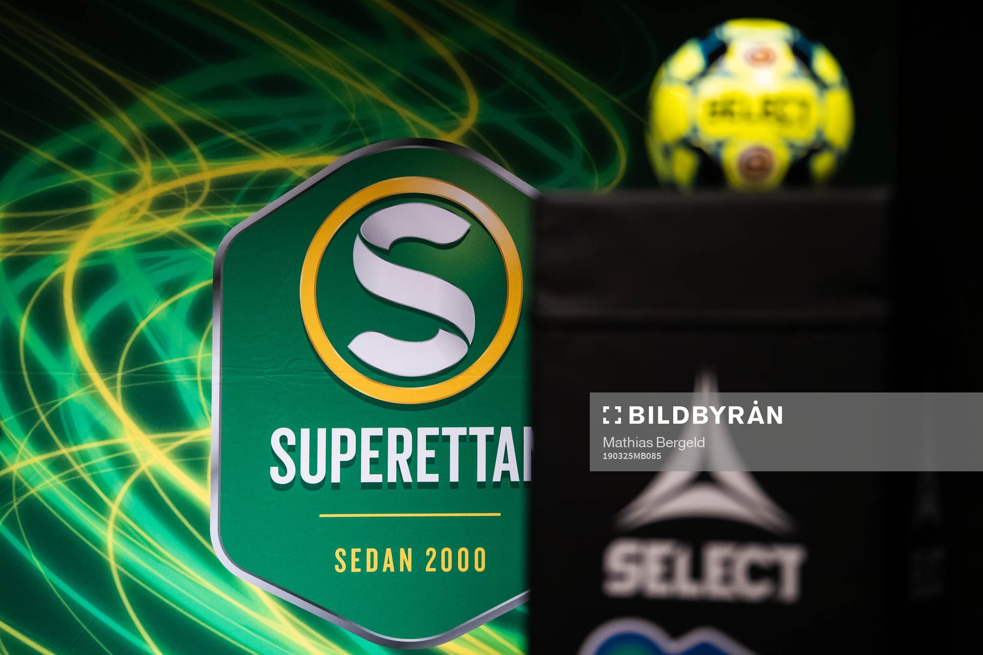 Superettans logotyp syns bakom en Selectboll