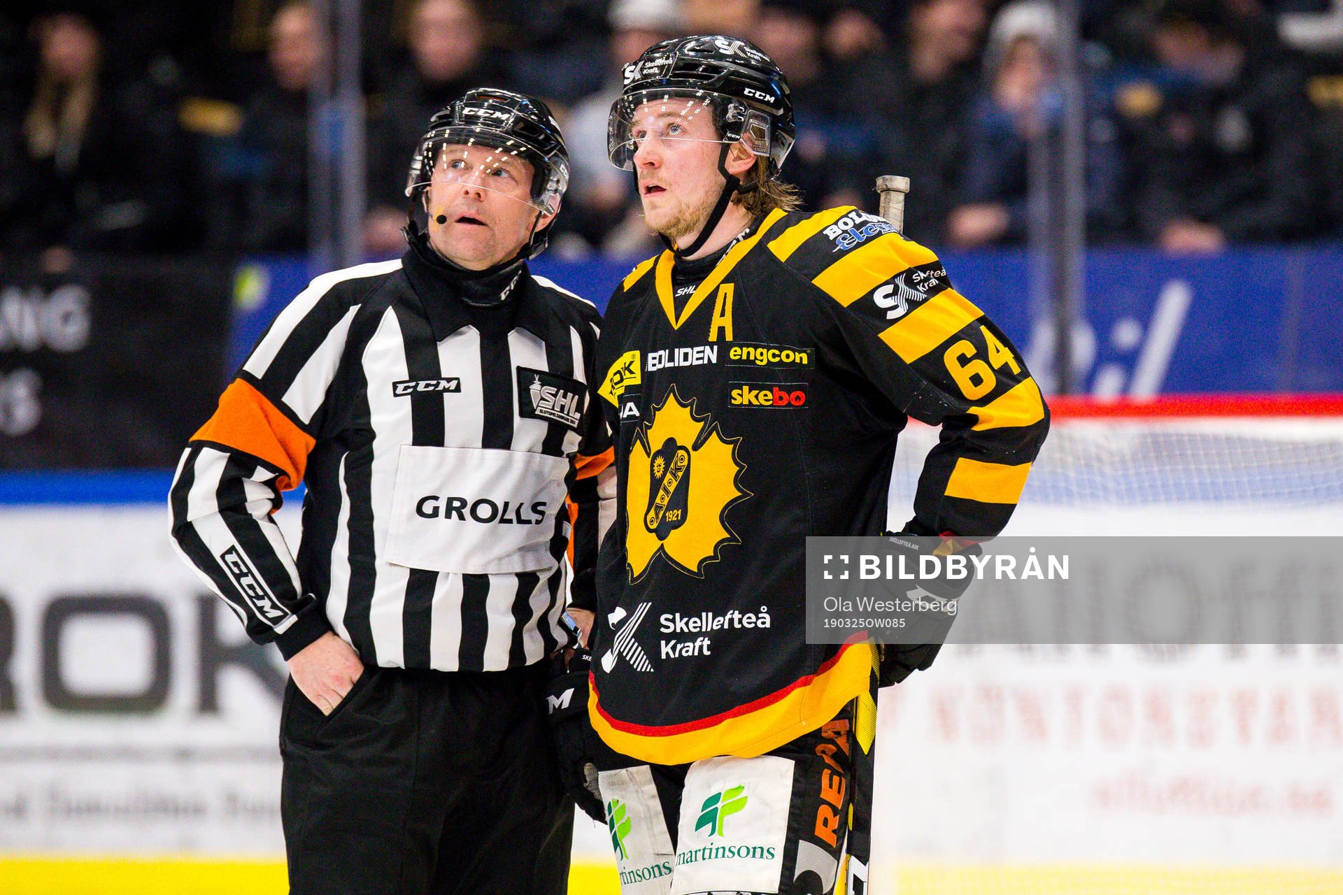 Skellefteås Jonathan Pudas pratar med domare Wolmer Edqvist