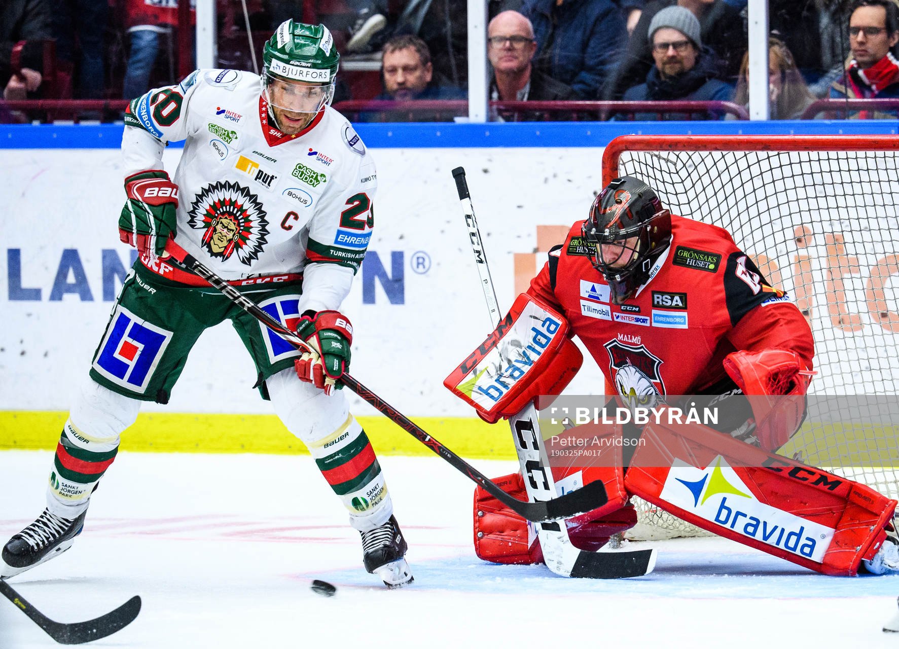Frölundas Joel Lundqvist oroar framför Malmö Redhawks