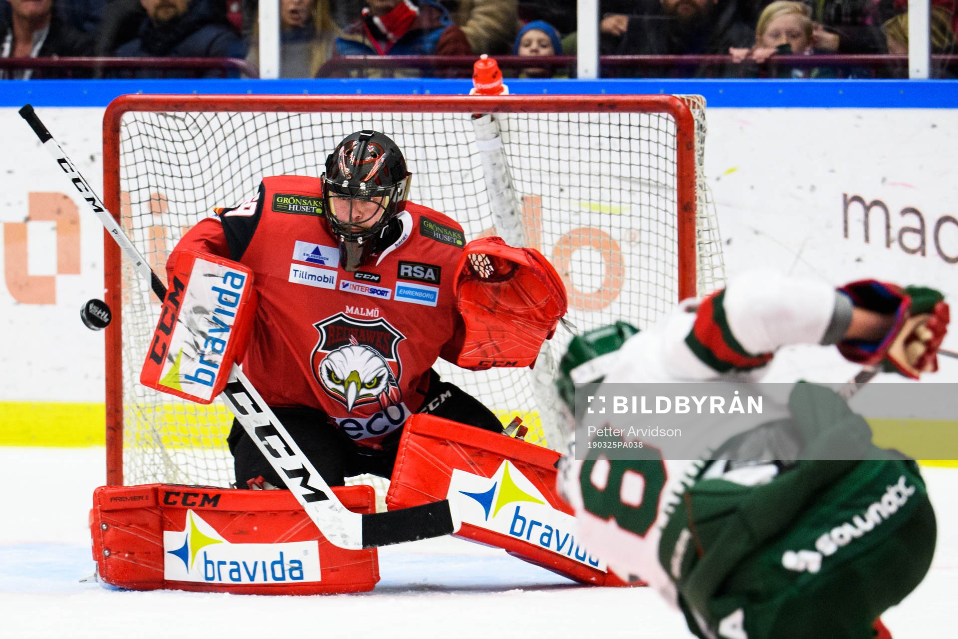Frölundas Viktor Ekbom skjuter mot Malmö Redhawks