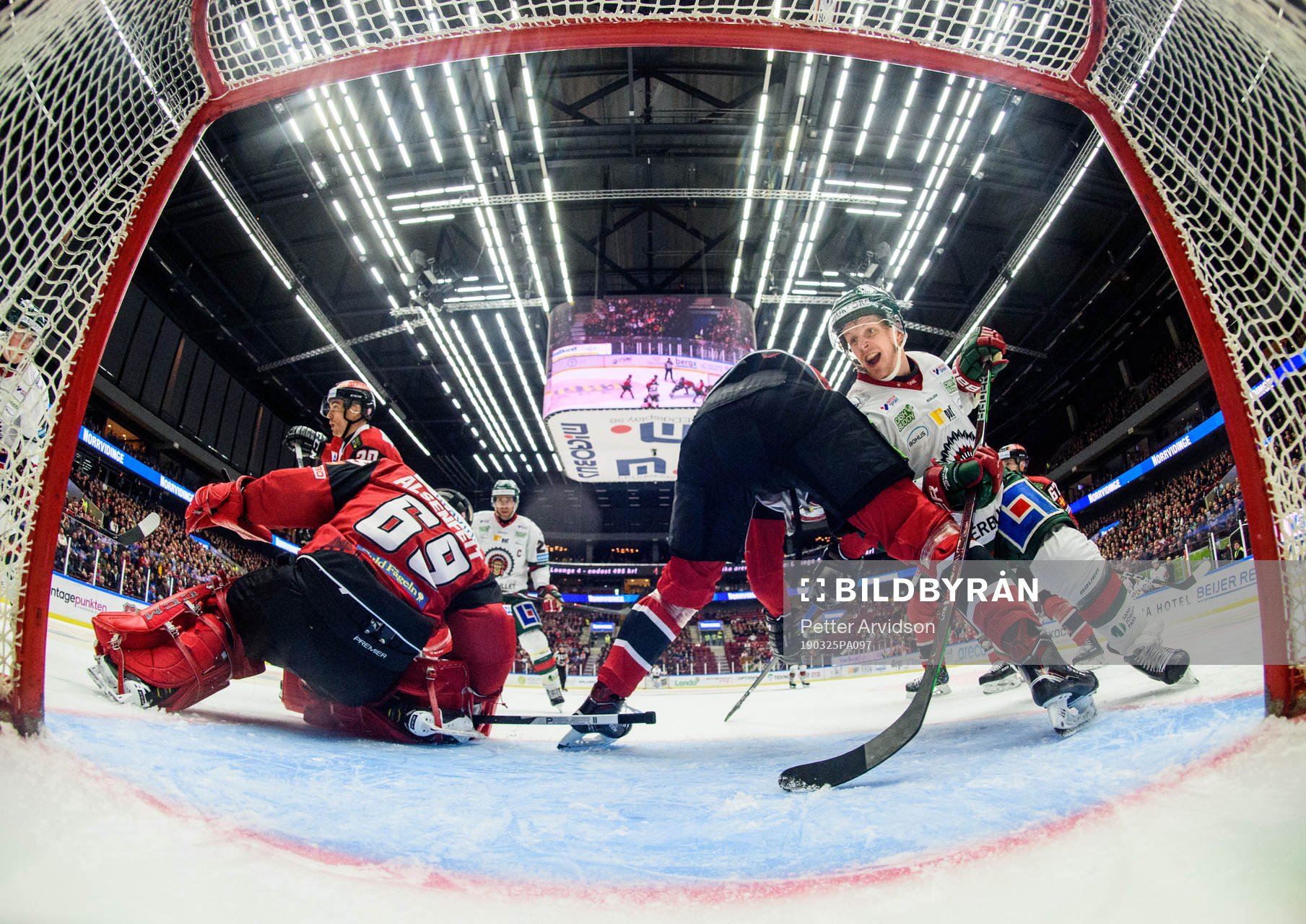 Frölundas Max Friberg oroar mot Malmö Redhawks målvakt
