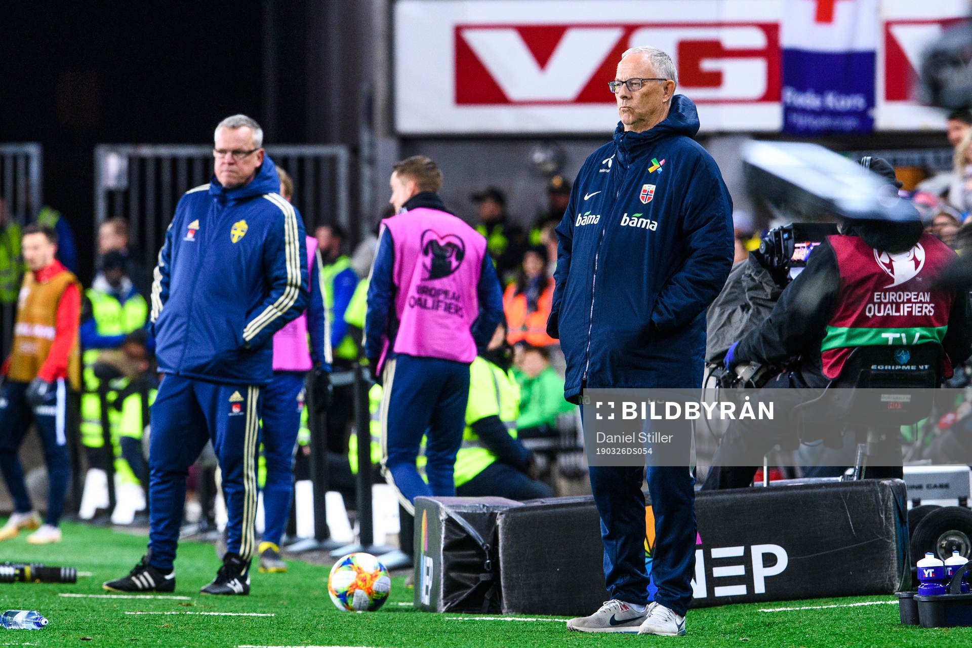 Head coach Janne Andersson of Sweden and Lars Lagerbäck,