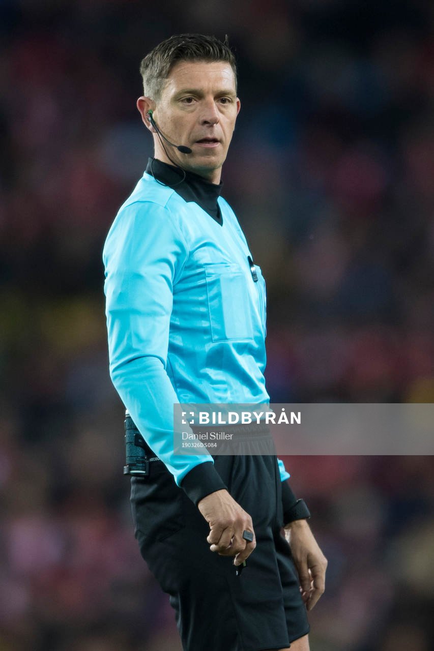Referee Gianluca Rocchhi