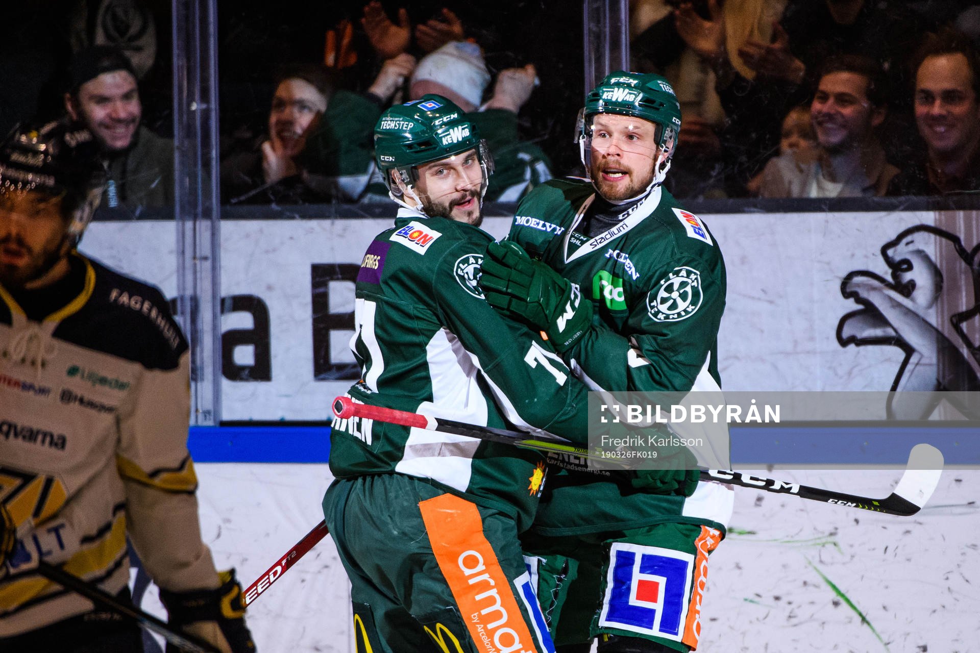 Färjestads Jesse Virtanen och Alexander Johansson jublar