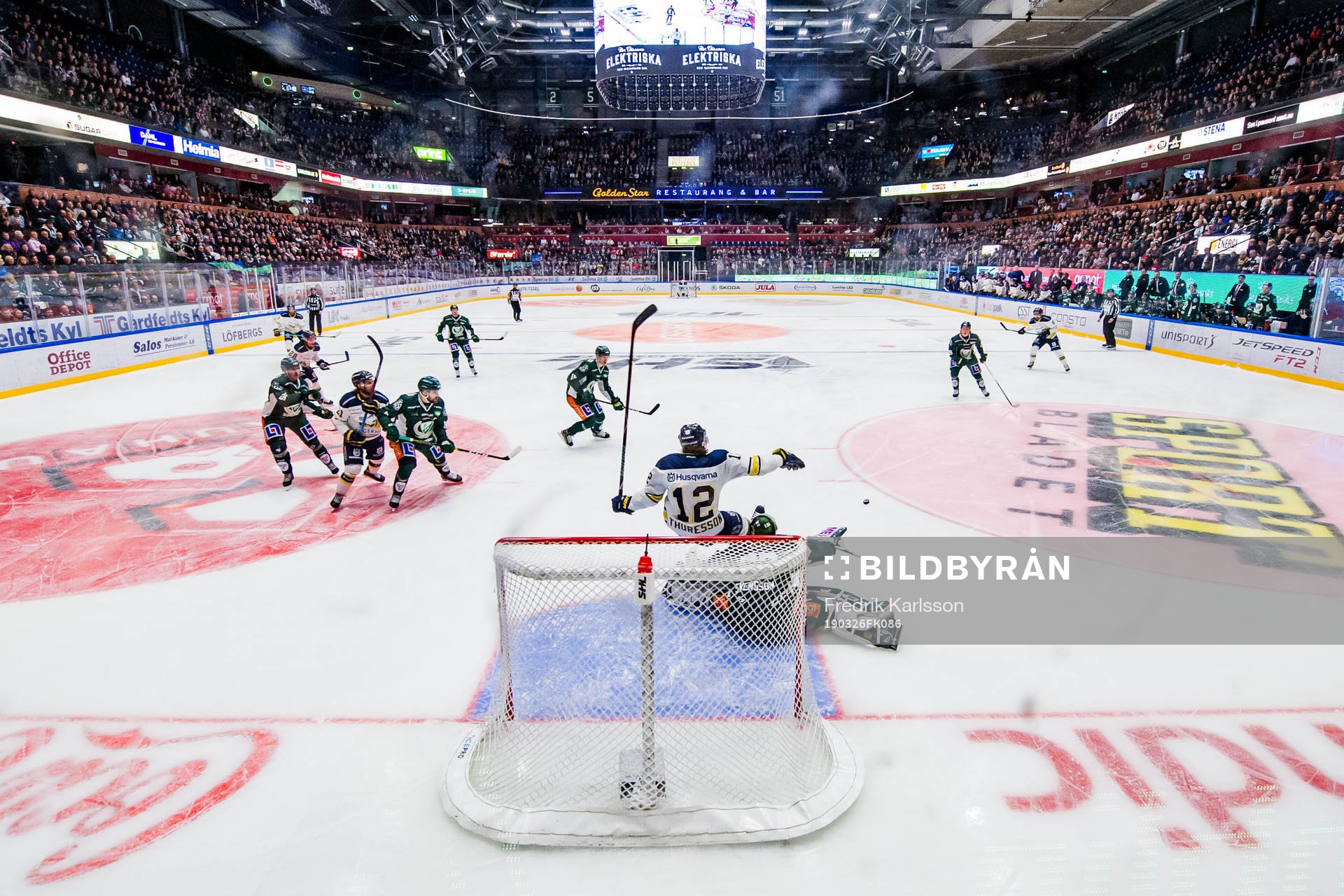 s Andreas Thuresson  i kollision med Färjestads målvakt