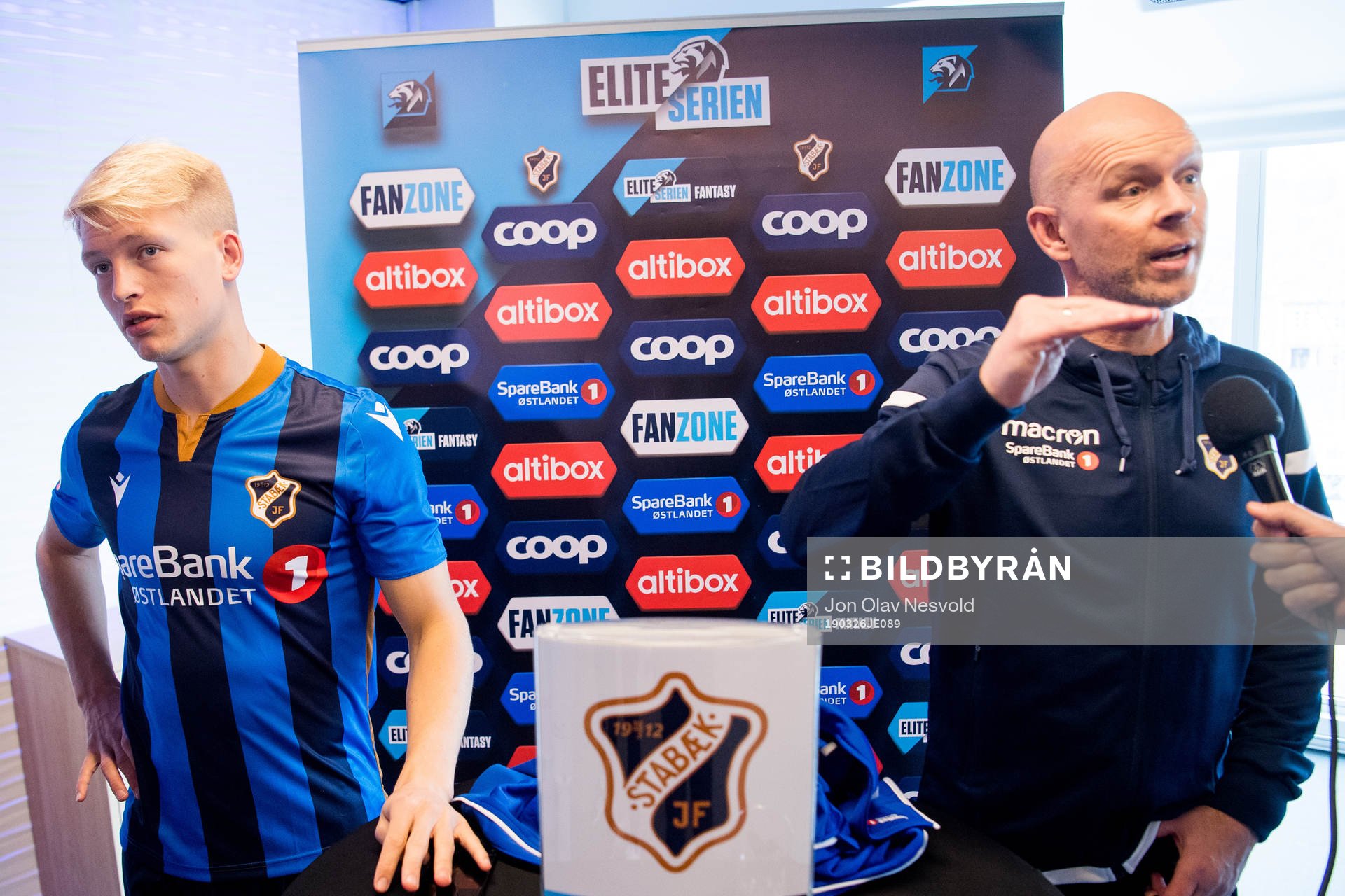 Andreas Hanche-Olsen of Stabæk and Henning Berg, head