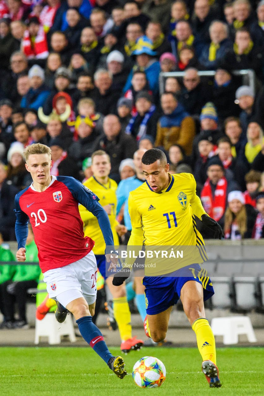 Martin Ødegaard of Norway and Robin Quaison of Sweden