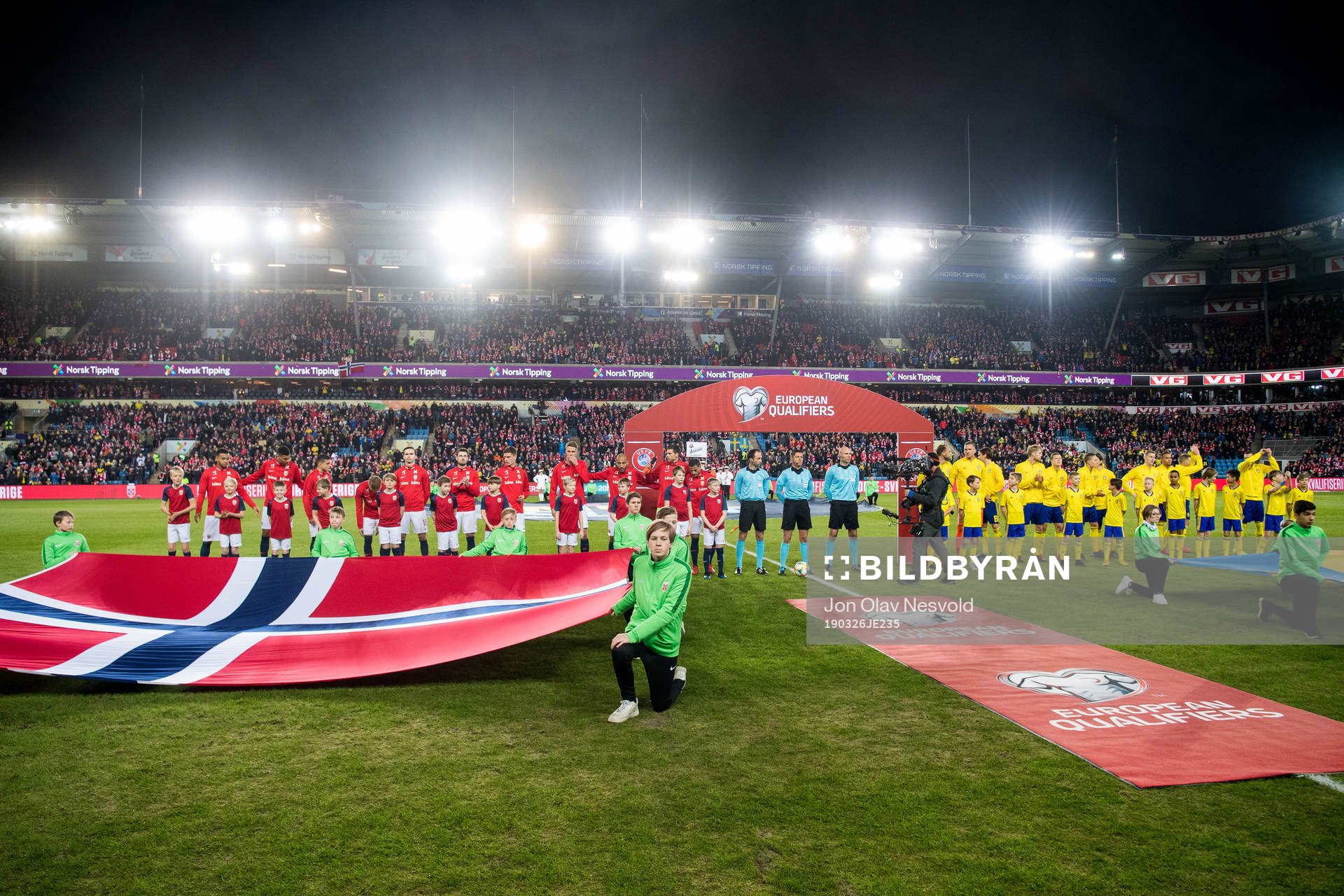The players of Norway and Sweden line up