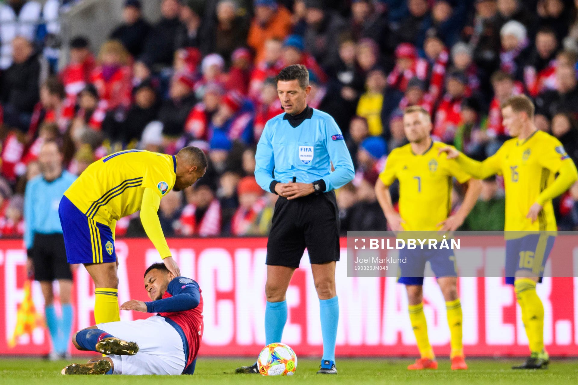 Robin Quaison of Sweden and Joshua King of Norway