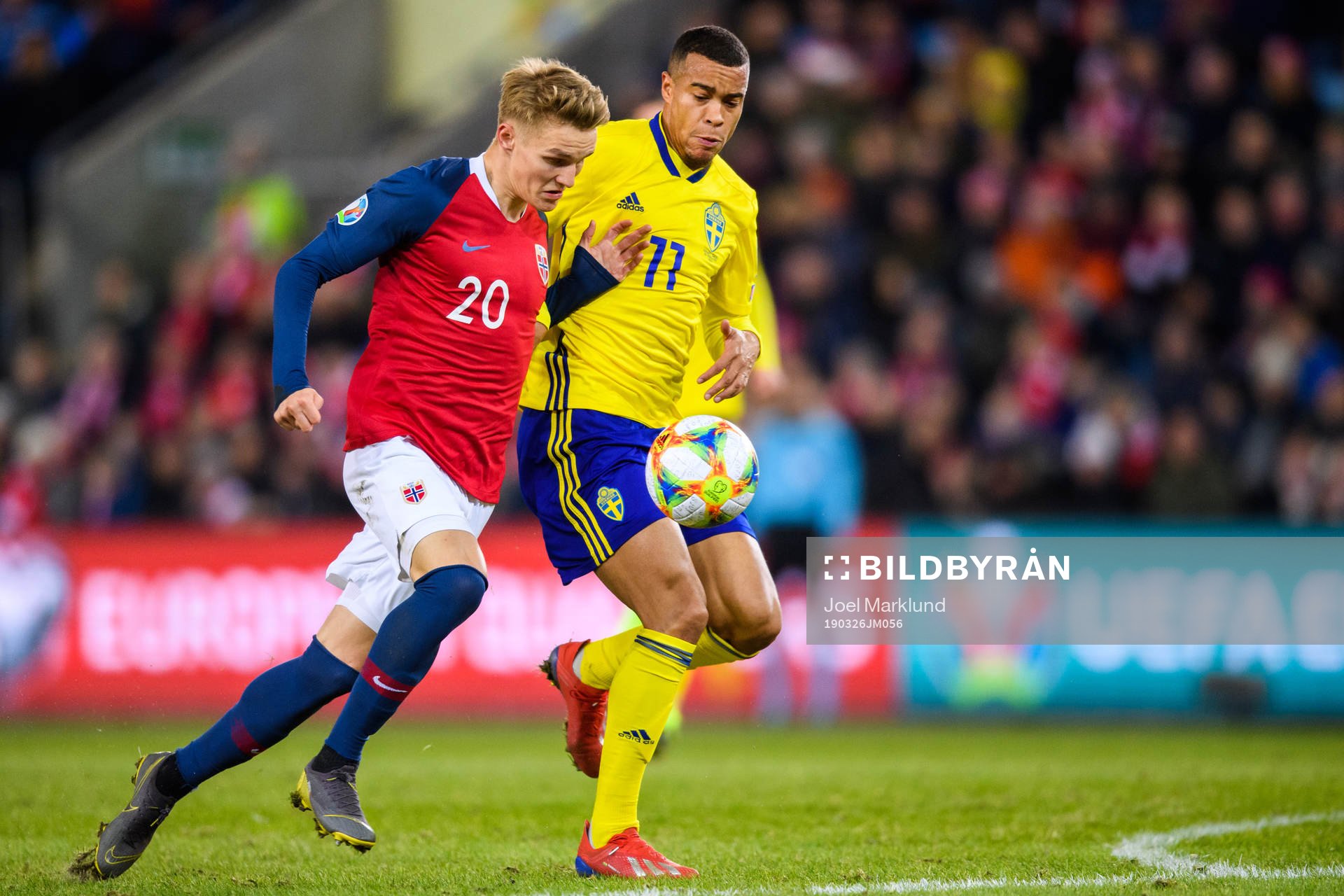 Martin Ødegaard of Norway and Robin Quaison of Sweden