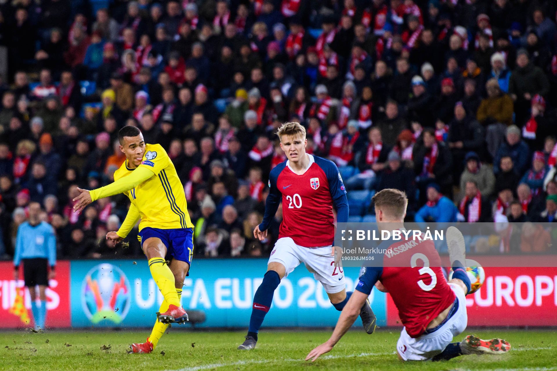 Robin Quaison of Sweden scores the 2-0 goal